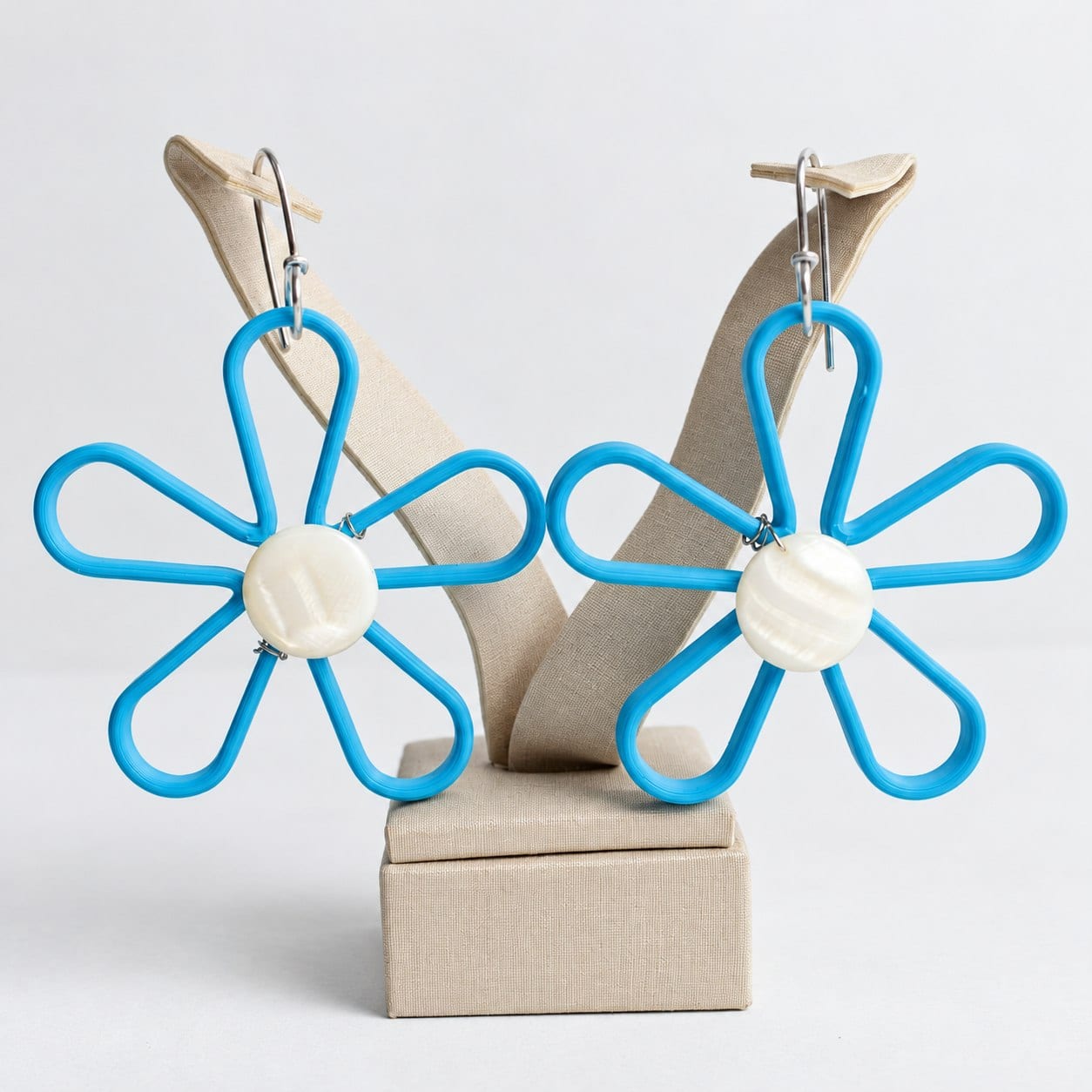Brinco Madrepérola em Flor azul — flor em impressão 3D com madrepérola natural ao centro e gancho de alumínio antialérgico