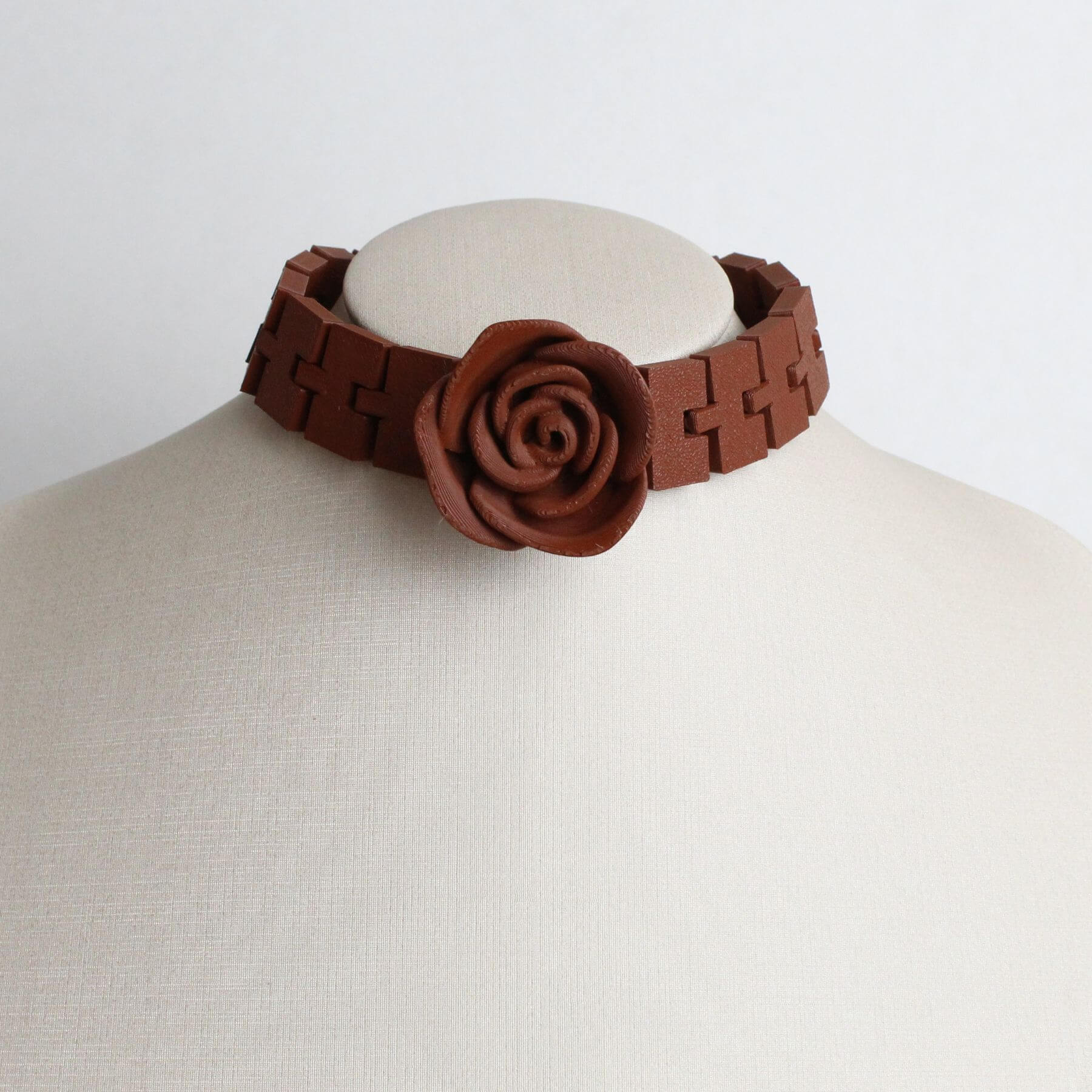 Choker Marrom Com Flor