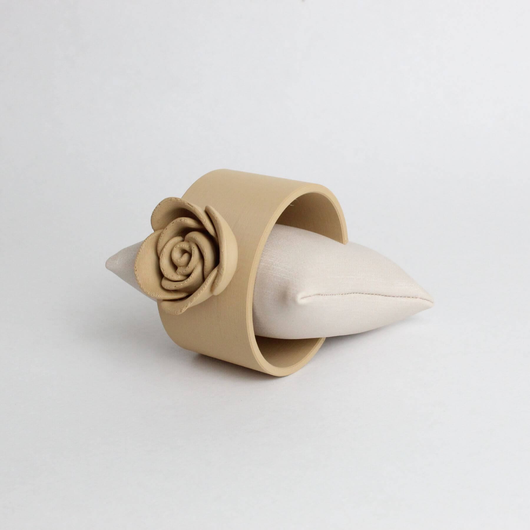 Pulseira Bege Com Flor Clau Khawali