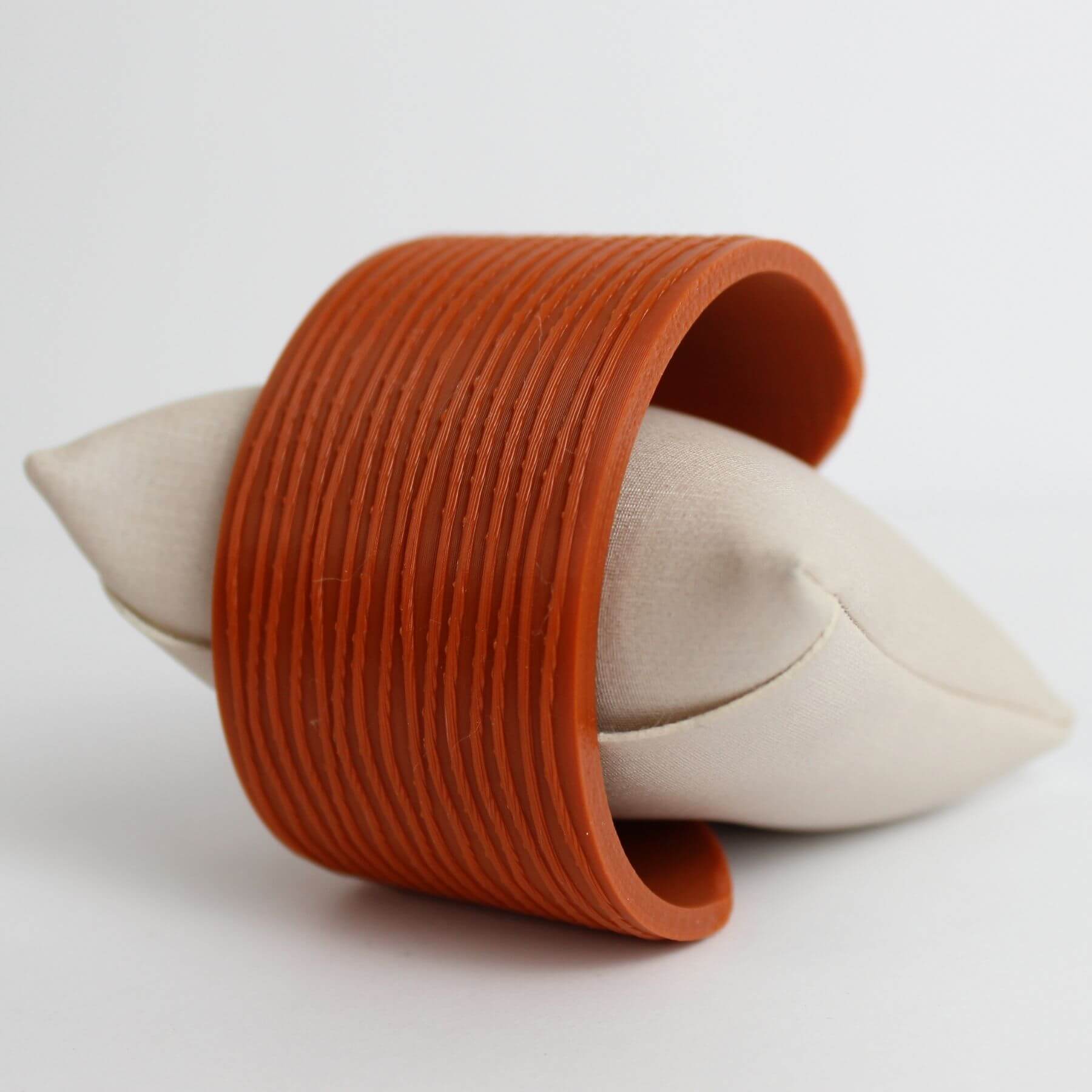 Pulseira Frisos Ondulados Marrom