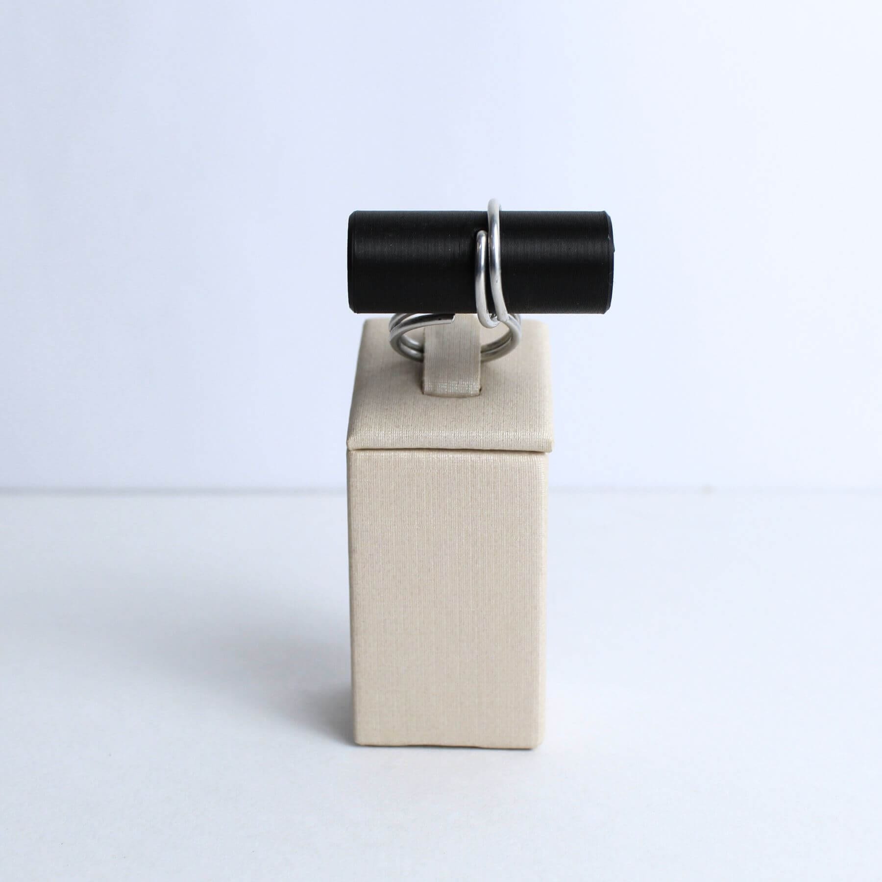 anel tubo preto clau khawali