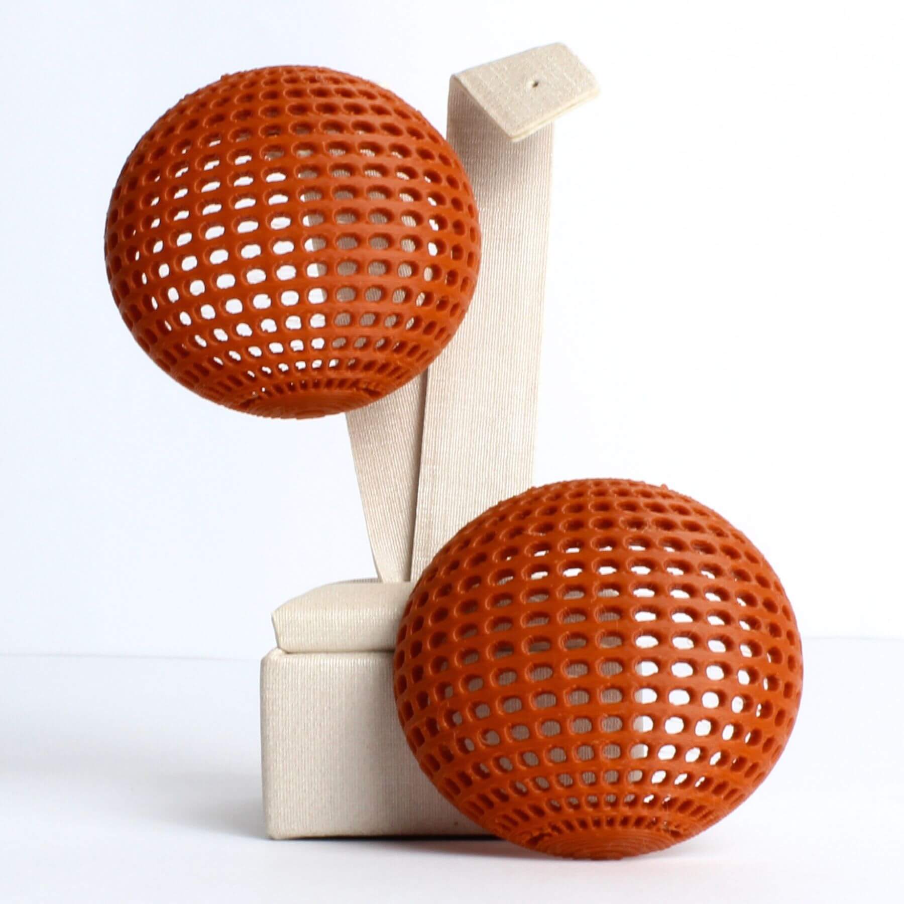 brinco clau khawali esfera vazada terracota