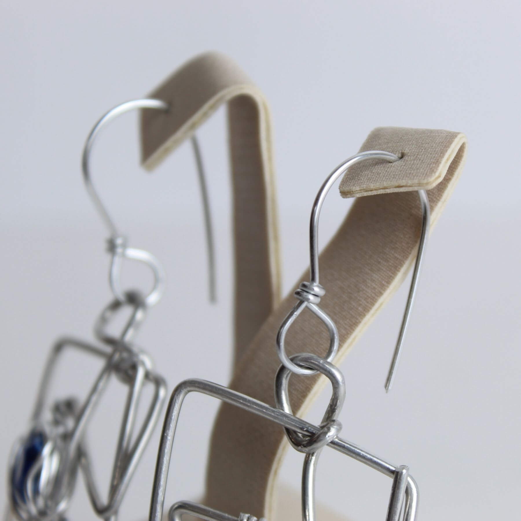 Parte superior dos brincos com gancho alongado em alumínio