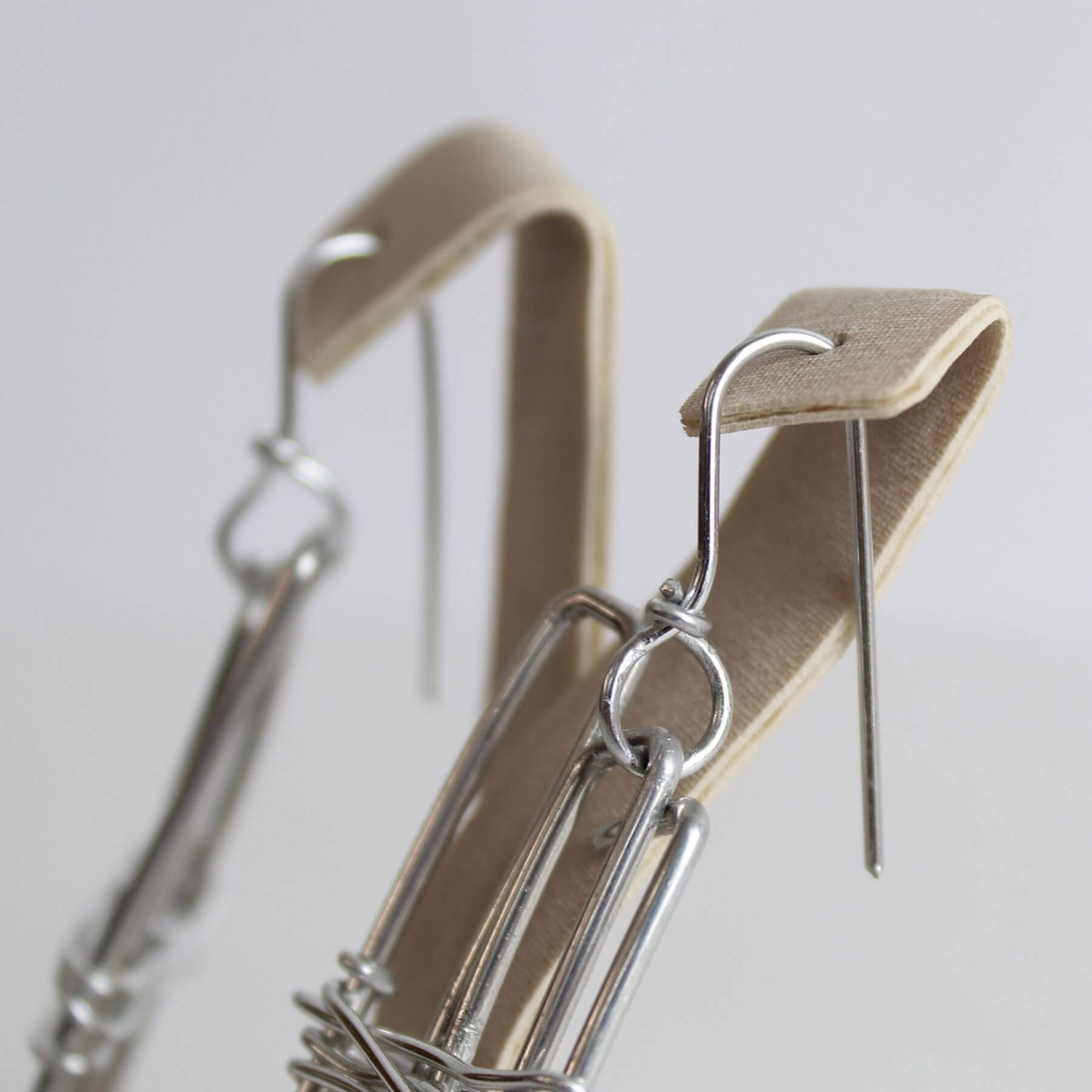 Brinco Clau Khawali em Alumínio Artesanal