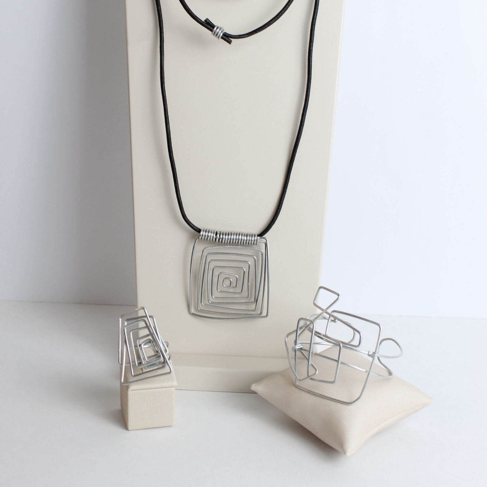 conjunto labirinto com colar, anel e pulseira em fios de aluminio