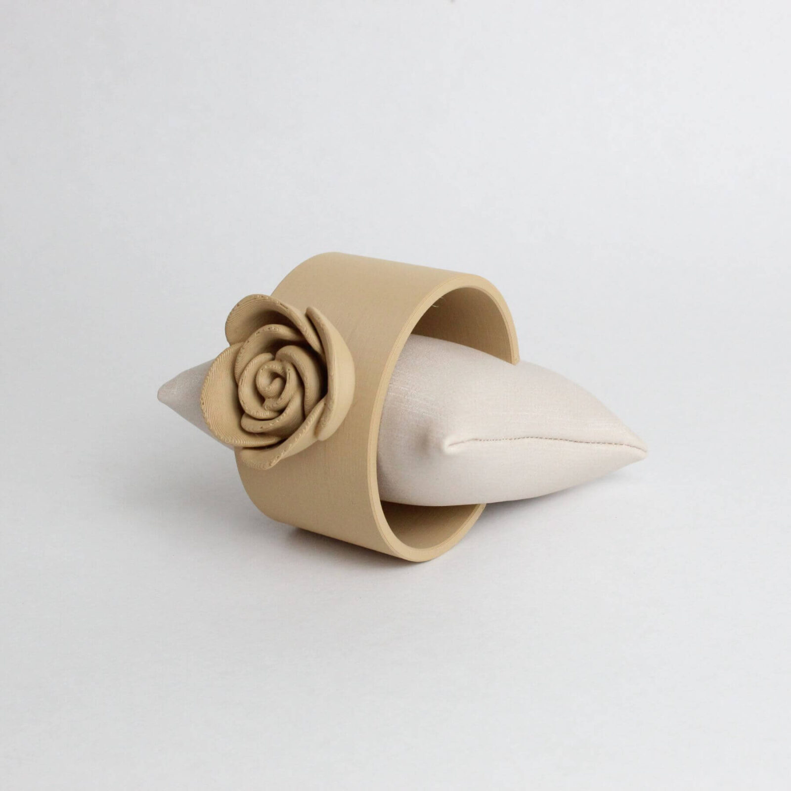Pulseira Bege Com Flor Clau Khawali