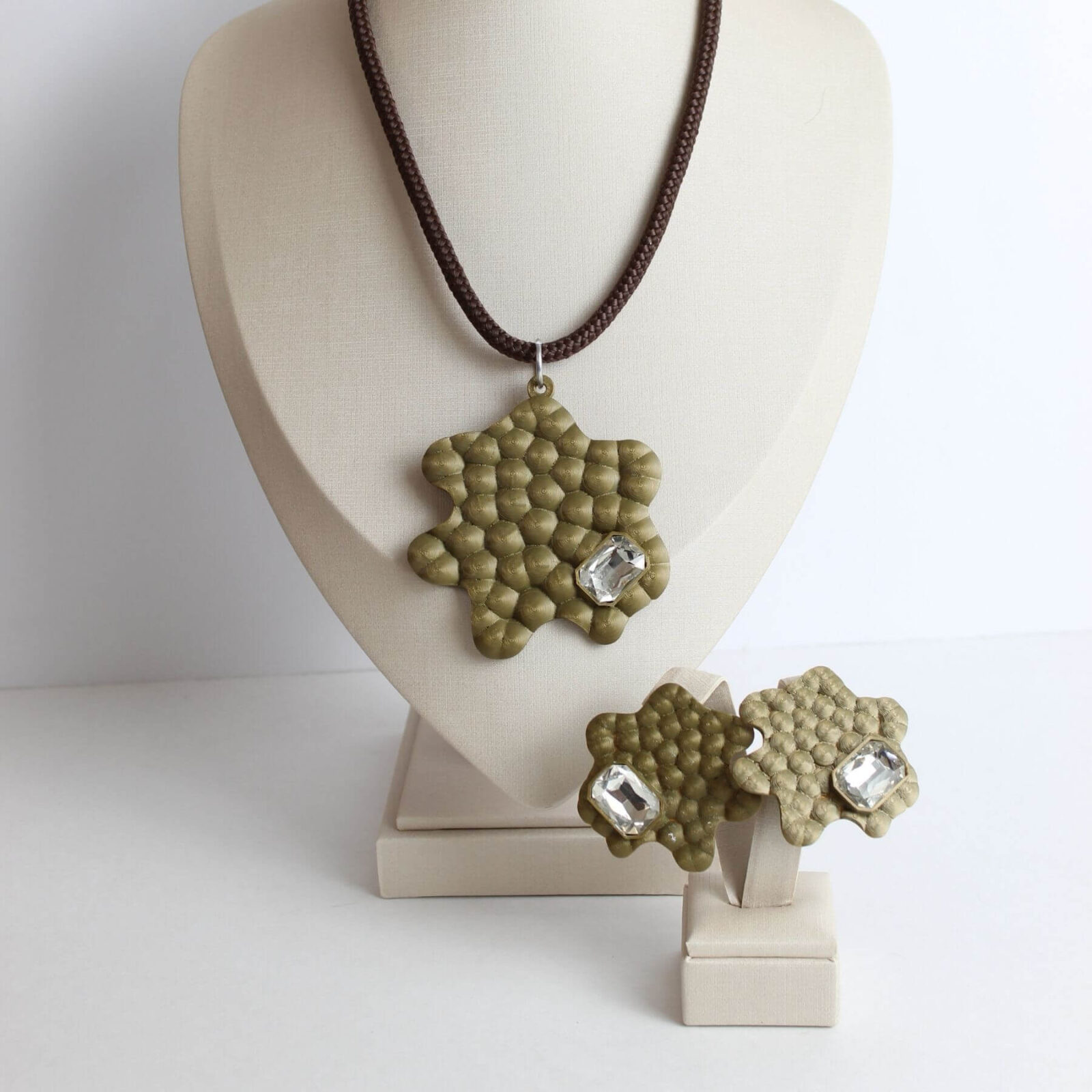 conjunto colar e brinco clau khawali verde com fio nautico e strass