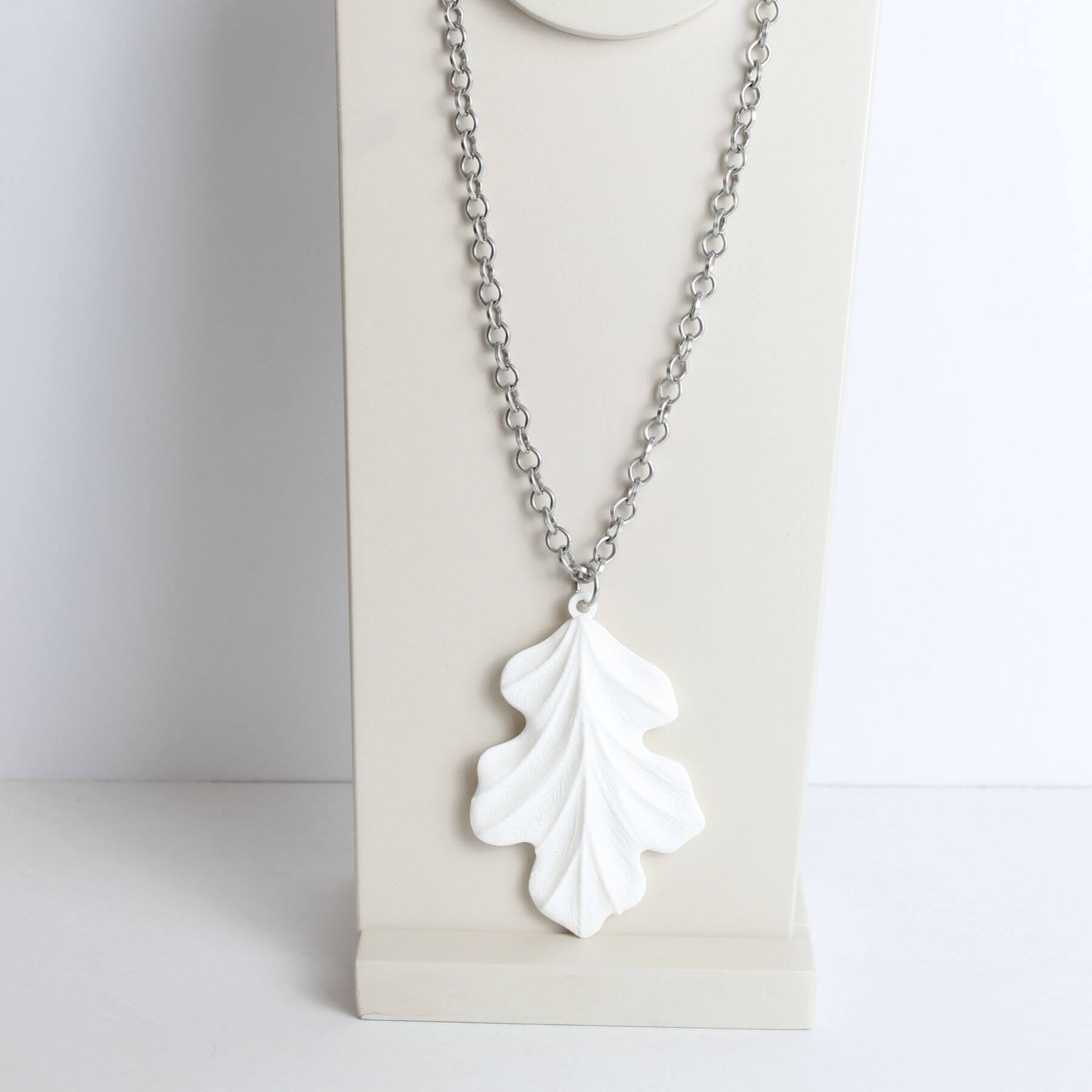 Colar folhas brancas
