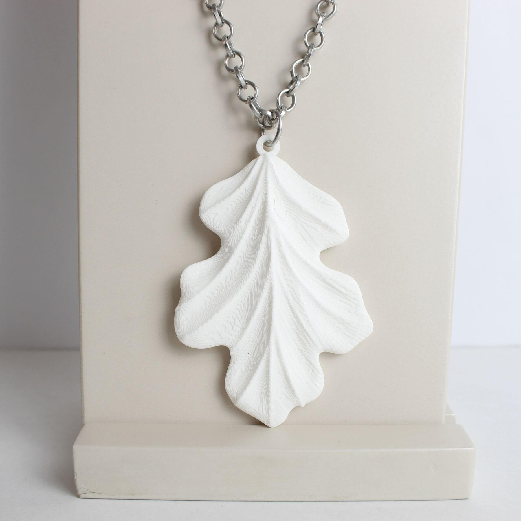 Colar folhas brancas