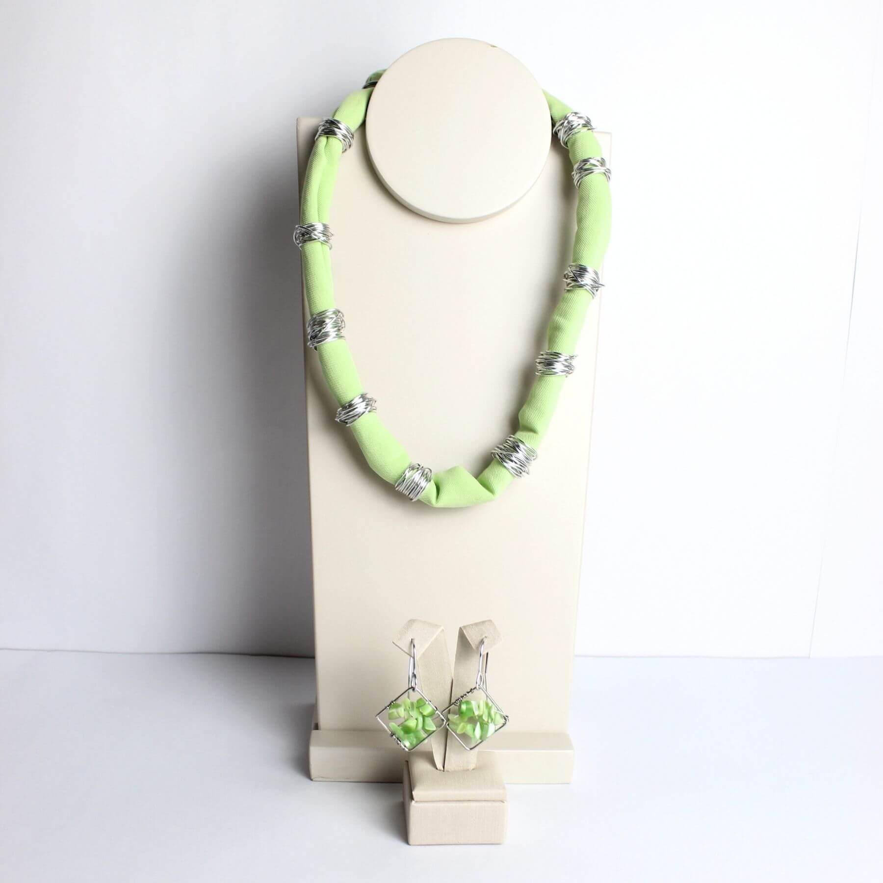 Conjunto artesanal com colar em tecido verde e brincos com pedrinhas artificiais em estrutura de alumínio
