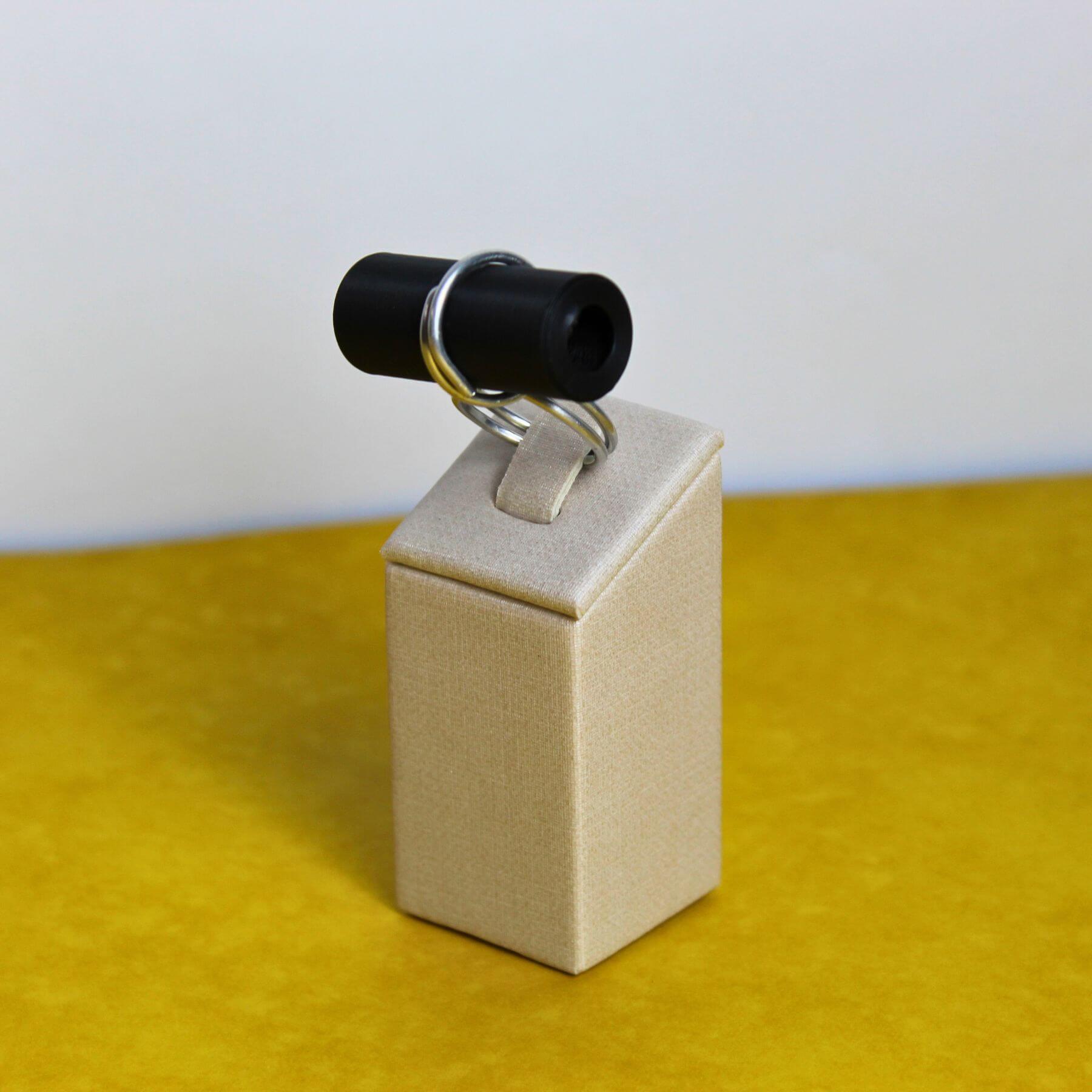 anel tubo preto clau khawali