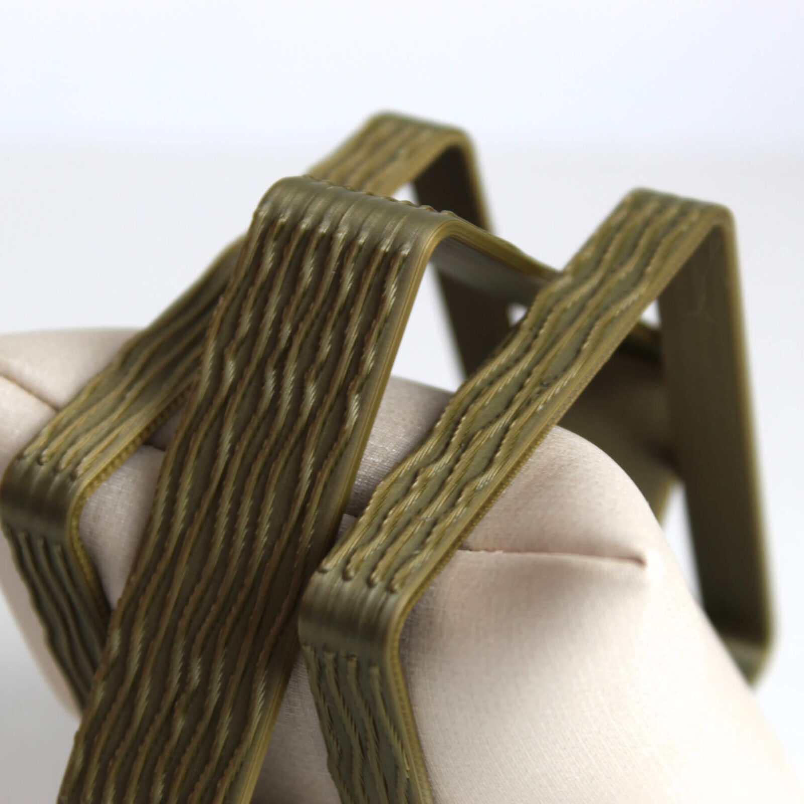 Detalhe da textura ondulada em PLA verde das pulseiras