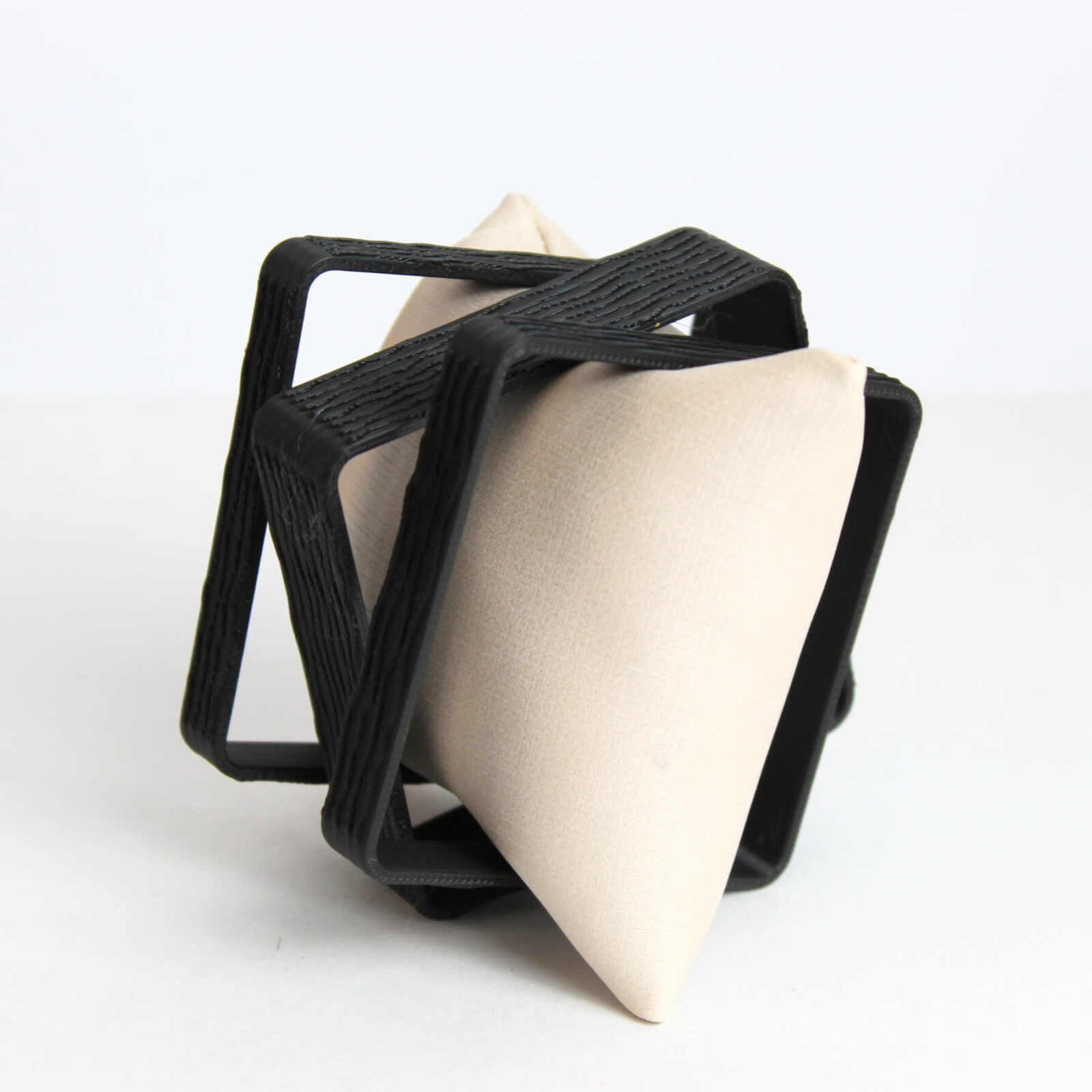 Vista lateral das pulseiras pretas com ângulos retos e textura em relevo