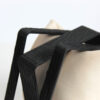 Close-up da textura ondulada das pulseiras pretas em PLA