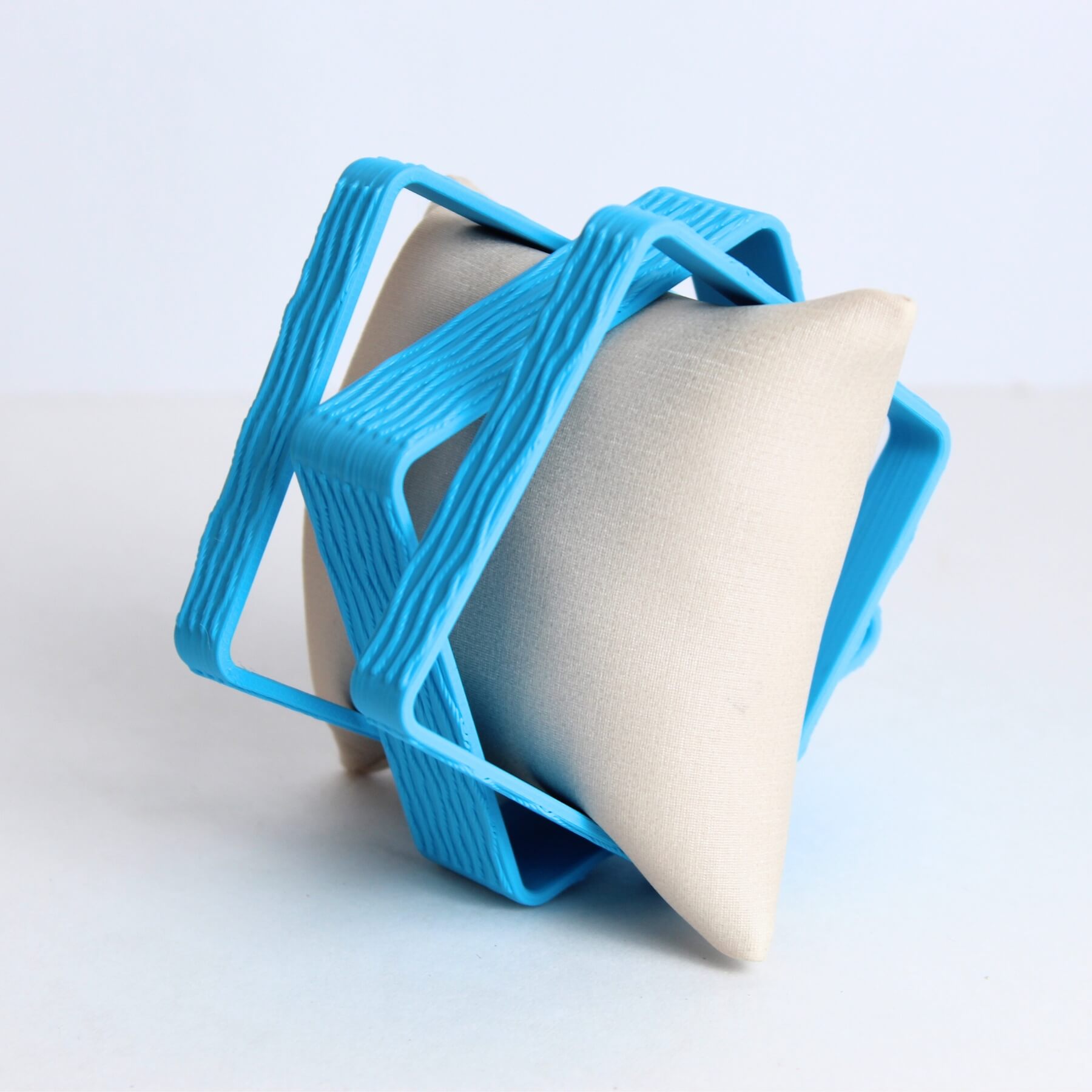 Pulseiras azuis empilhadas com design texturizado em formato geométrico