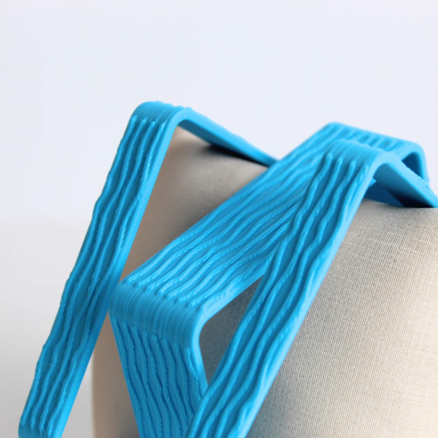 Detalhe do acabamento com textura orgânica das pulseiras em PLA azul