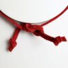 Nó ajustável no couro vermelho permitindo regulagem de comprimento do colar