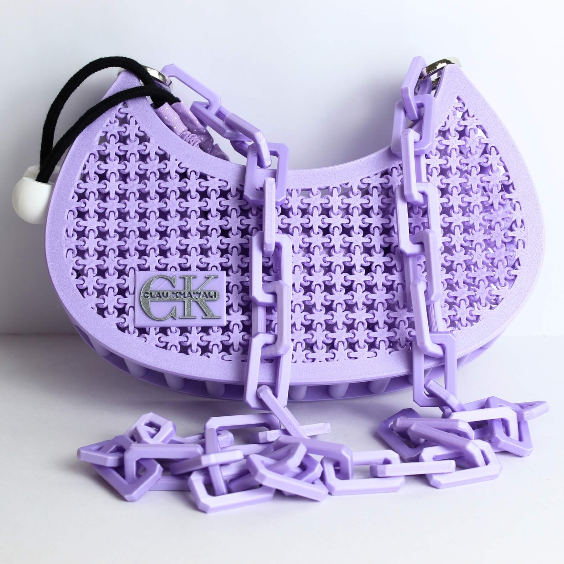 Bolsa lilás com estrutura em PLA vazado e alça de corrente plástica no mesmo tom