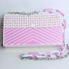 Bolsa artística rosa e branca em PLA com fecho magnético e corrente metálica decorada
