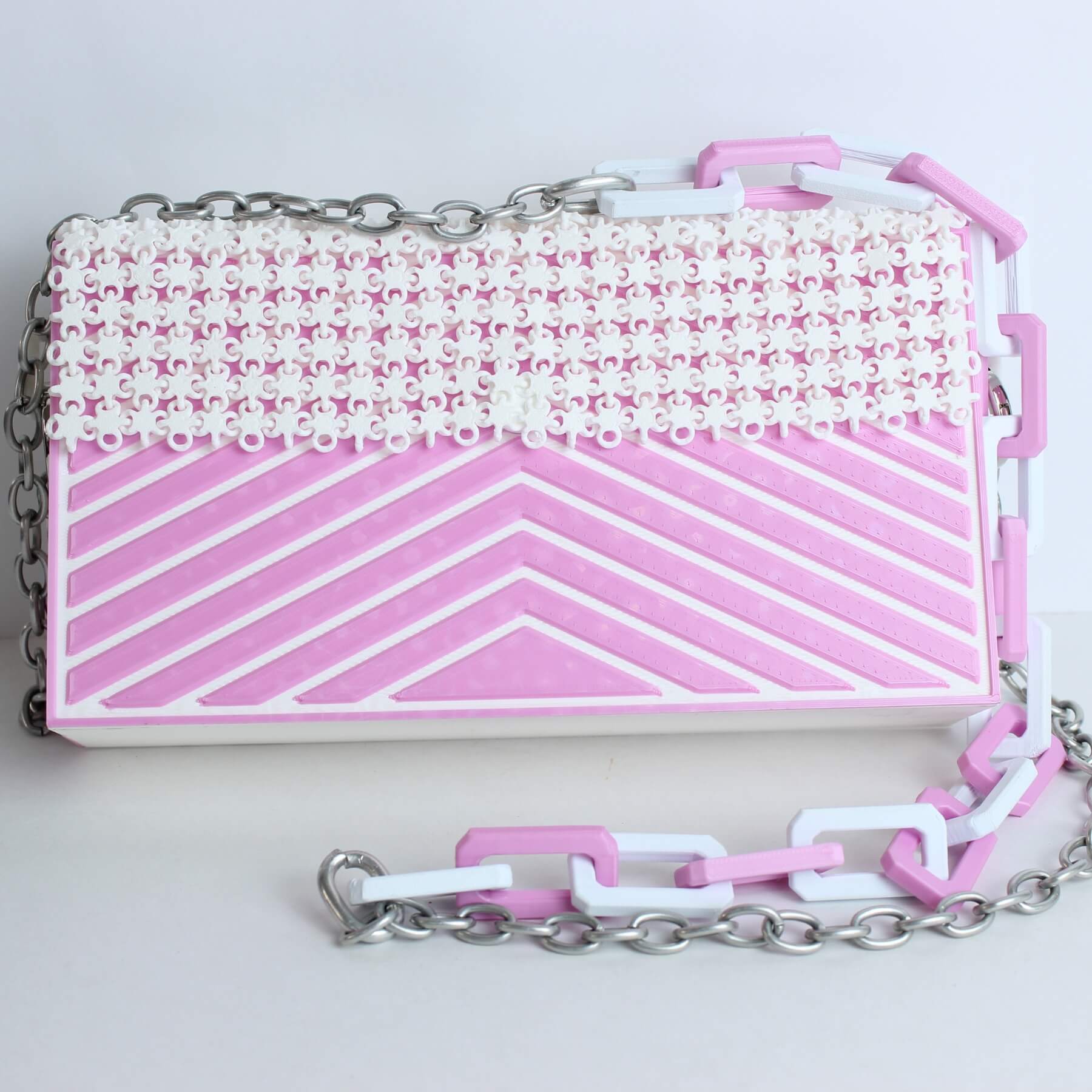 Bolsa artística rosa e branca em PLA com fecho magnético e corrente metálica decorada