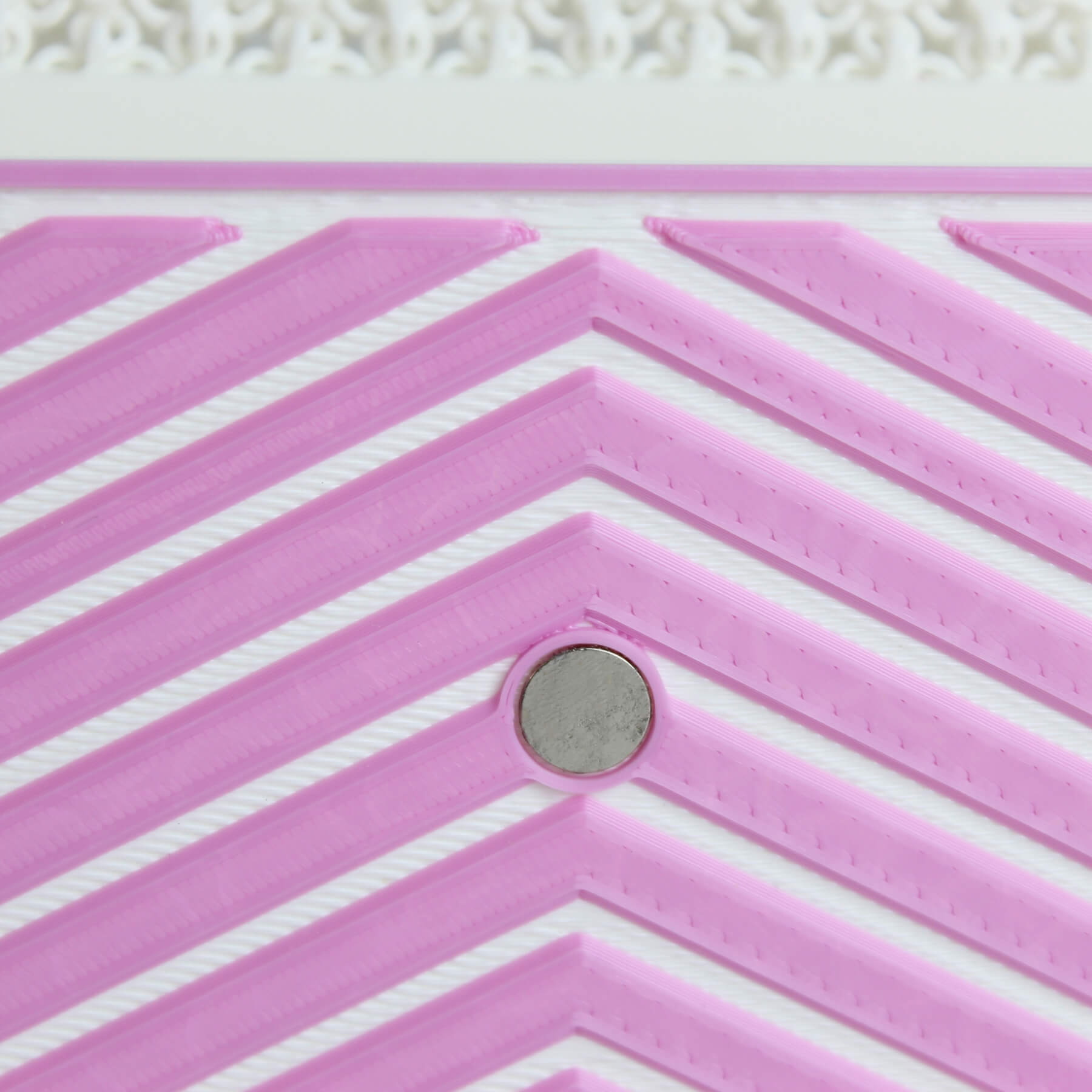 Close do fecho magnético embutido na tampa da bolsa rosa em PLA