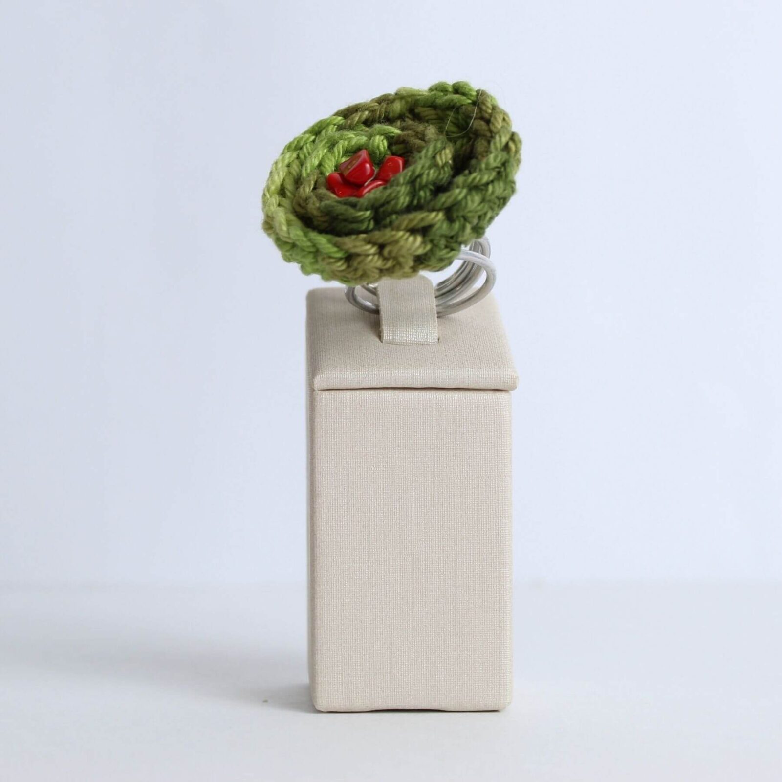 Anel com flor verde de crochê sobre base em alumínio artesanal