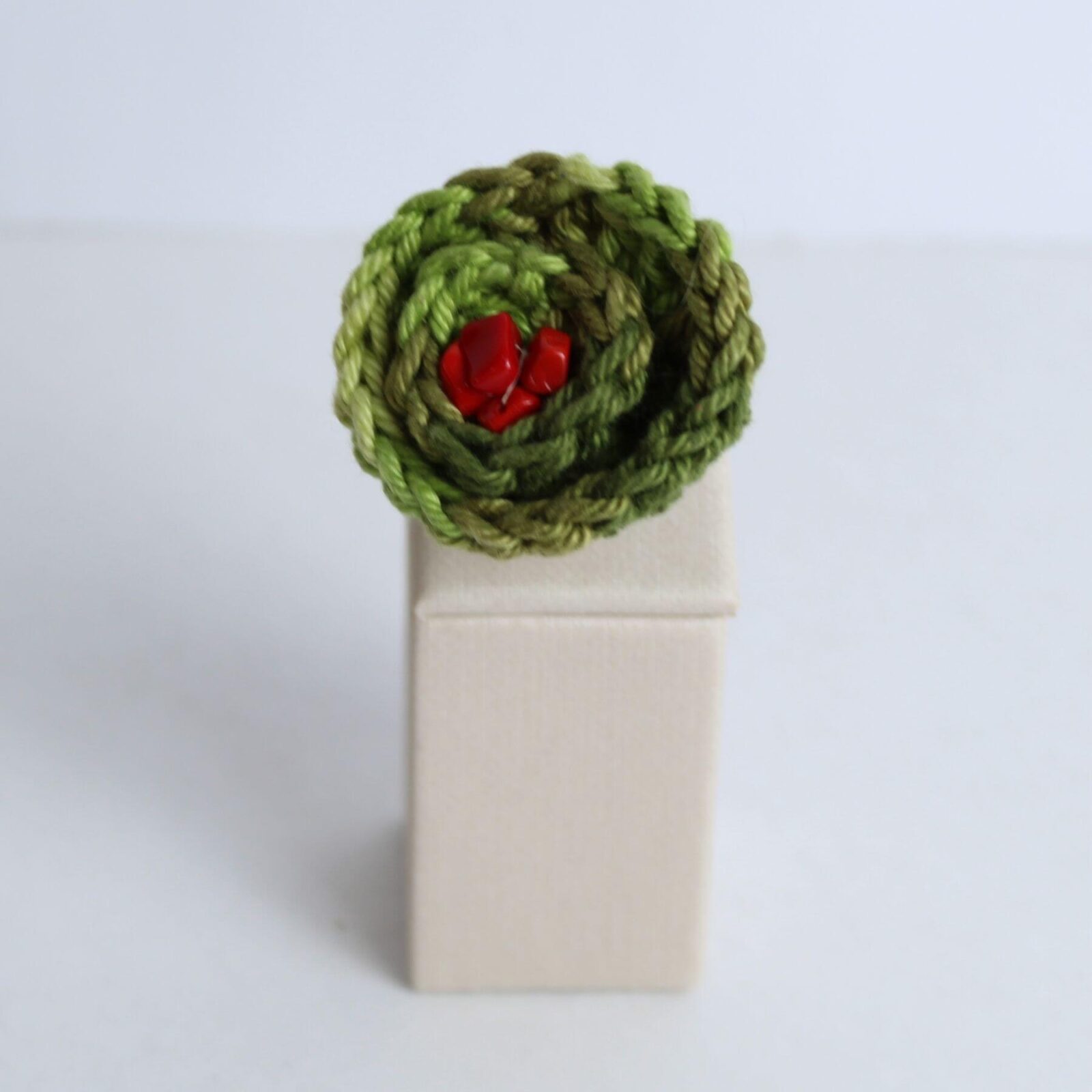 Anel Verde com Flor de Crochê Vista Superior