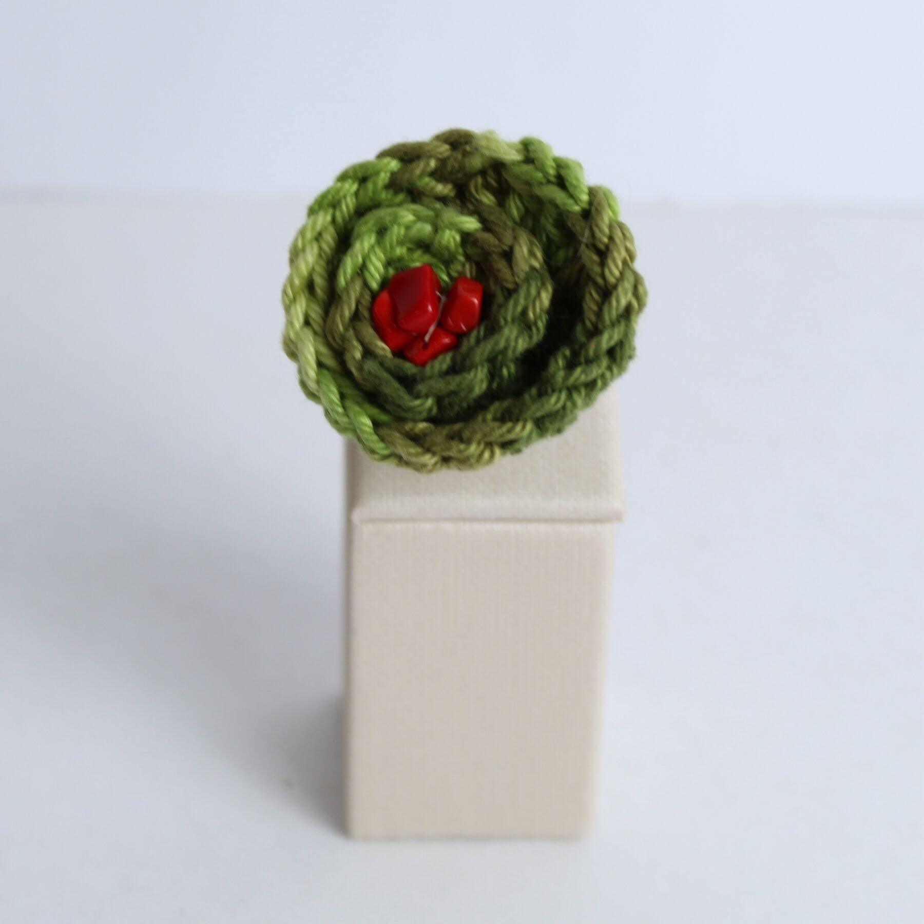 Anel Verde com Flor de Crochê Vista Superior