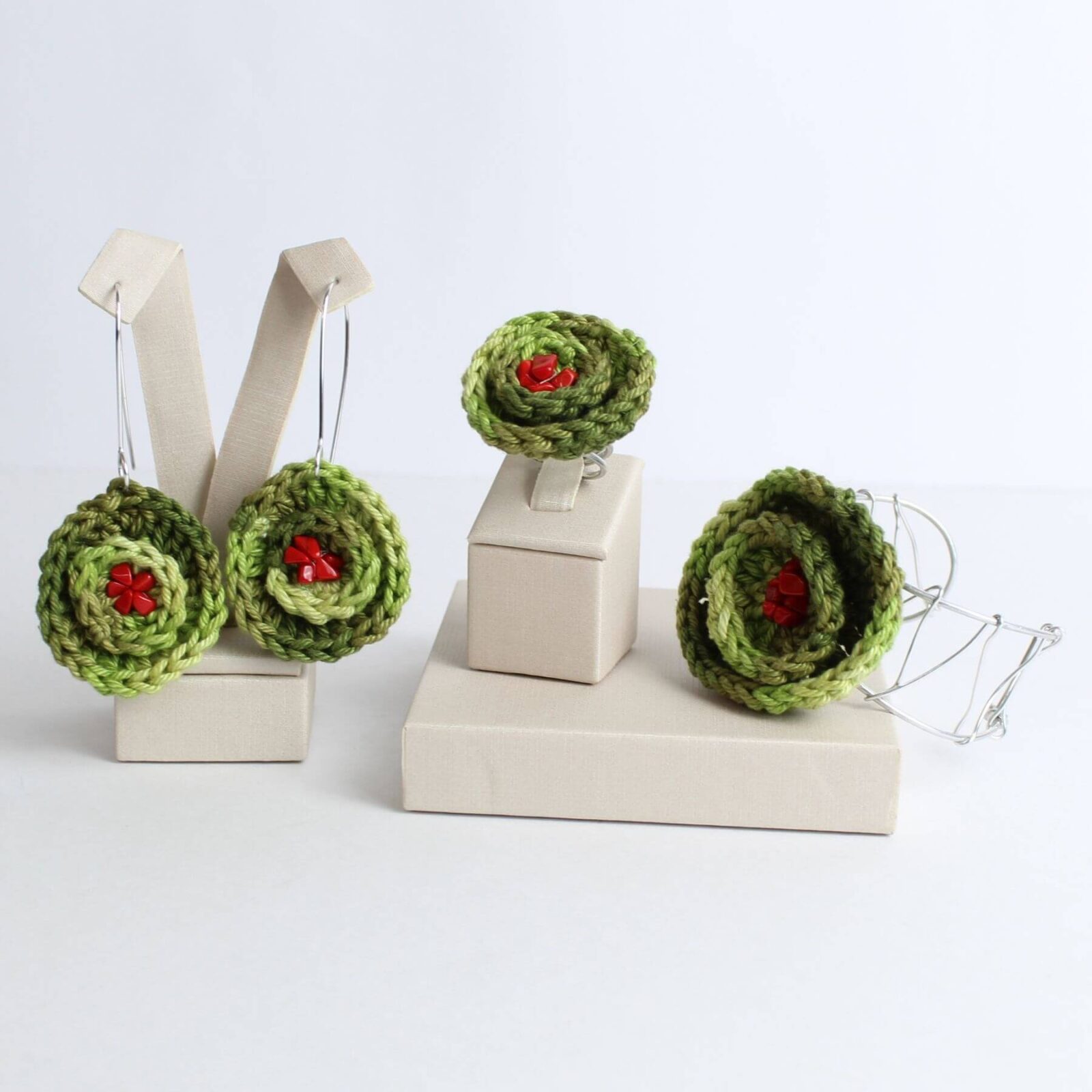 conjunto flores de croche com anel brinco e pulseira