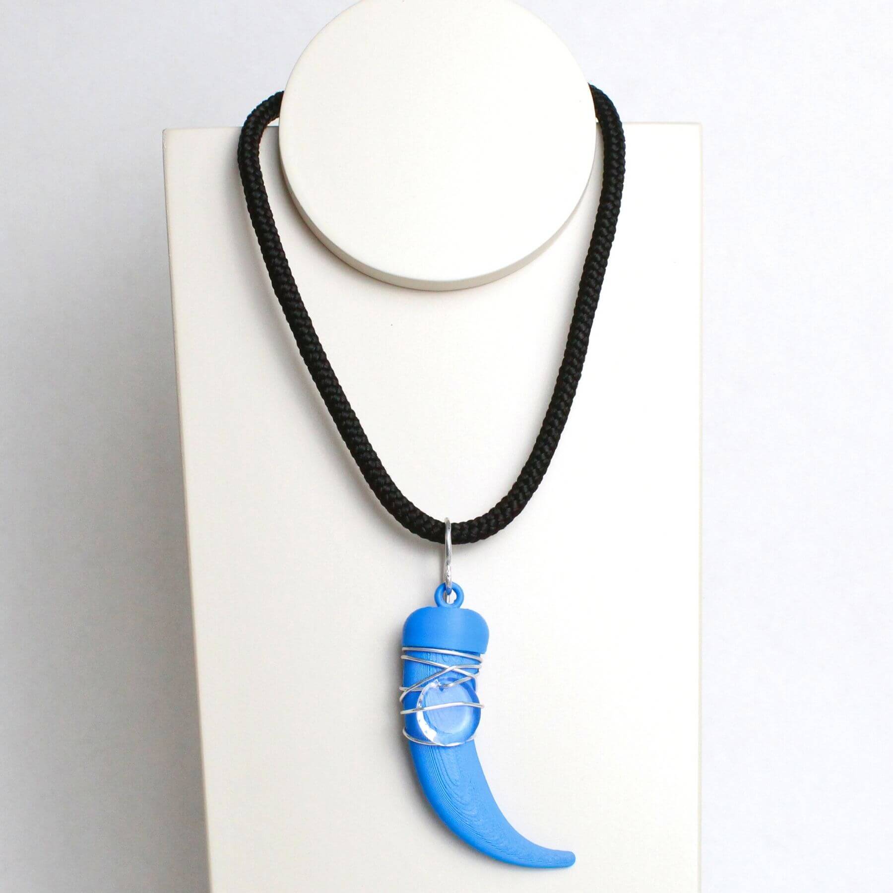 Colar pimenta azul com fio nautico clau khawali