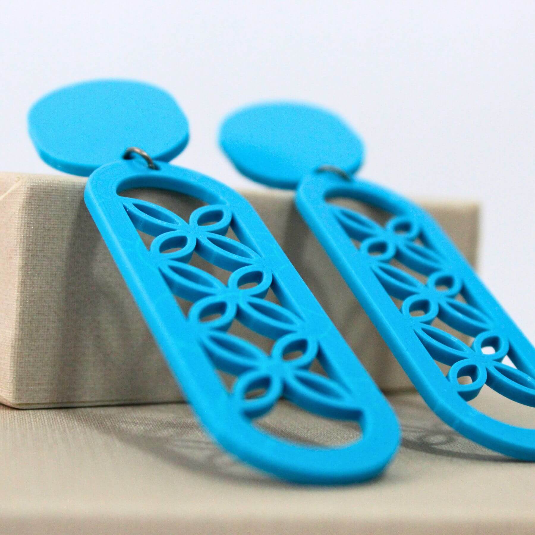 Brinco Floral Azul Com Holograma