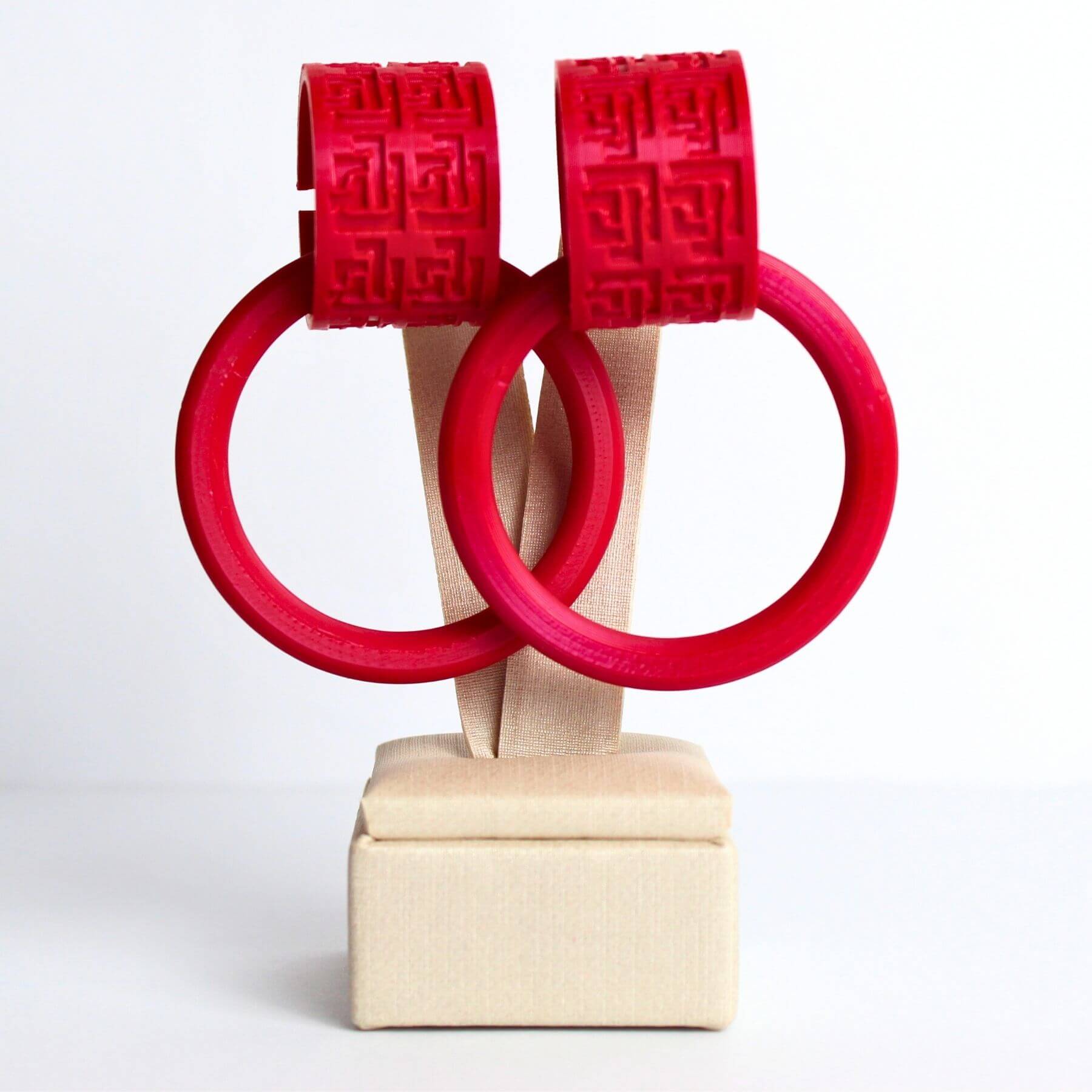 Brinco Argolas Gregas Vermelho