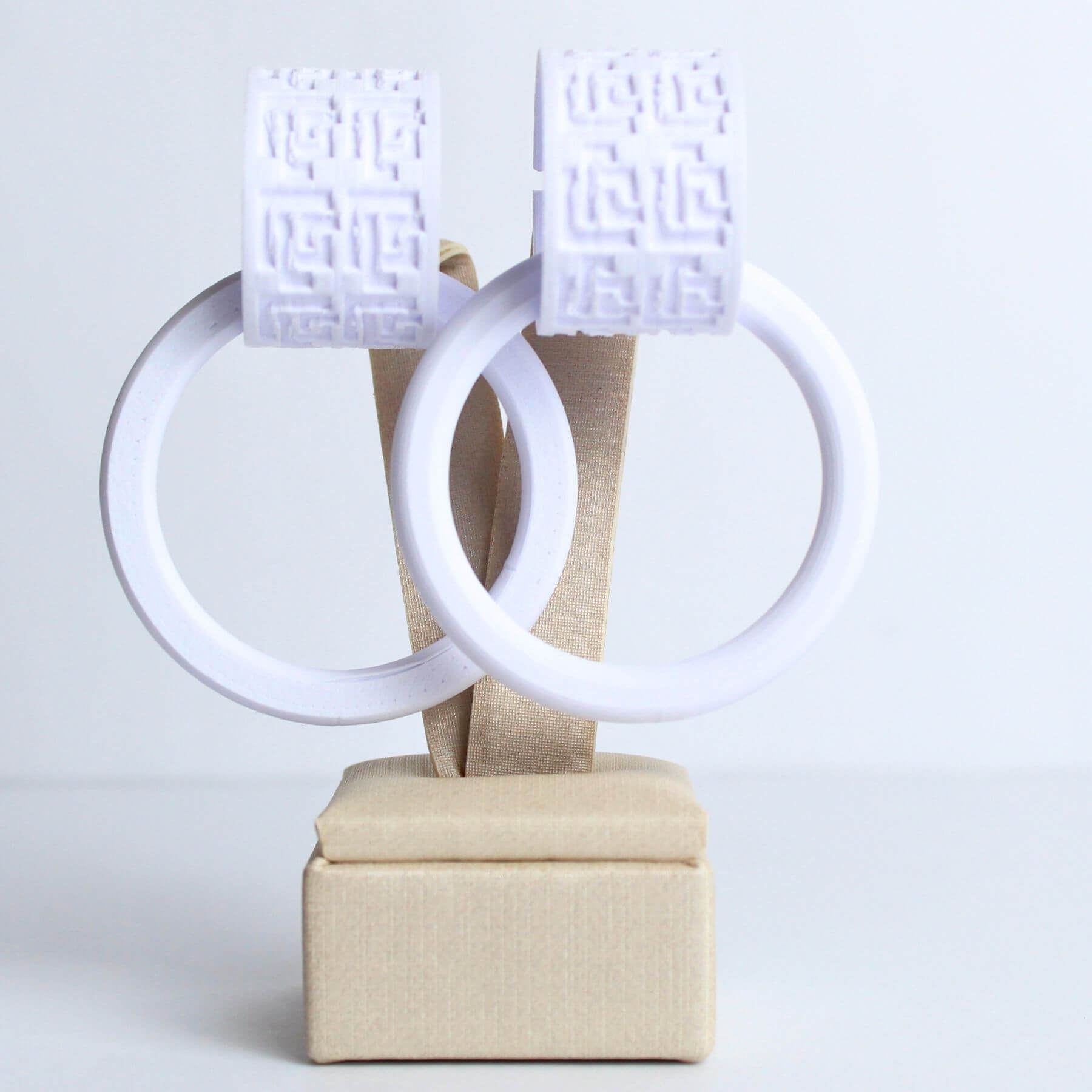 Brinco Argolas Gregas Branco