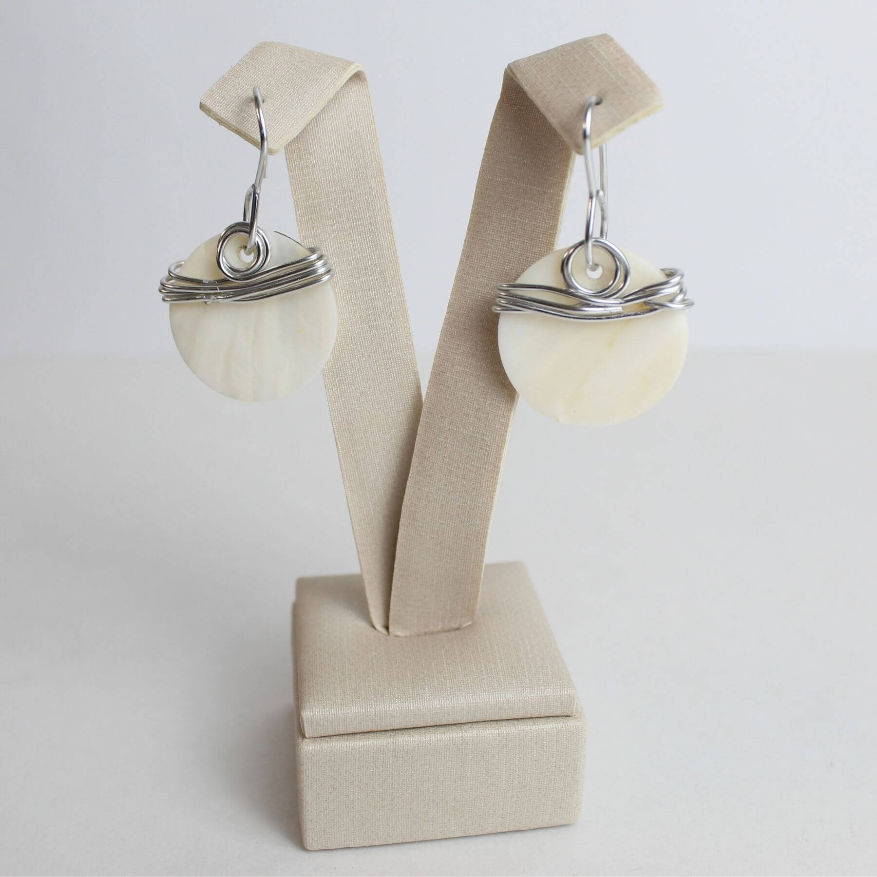 Brinco madreperola com fios de aluminio