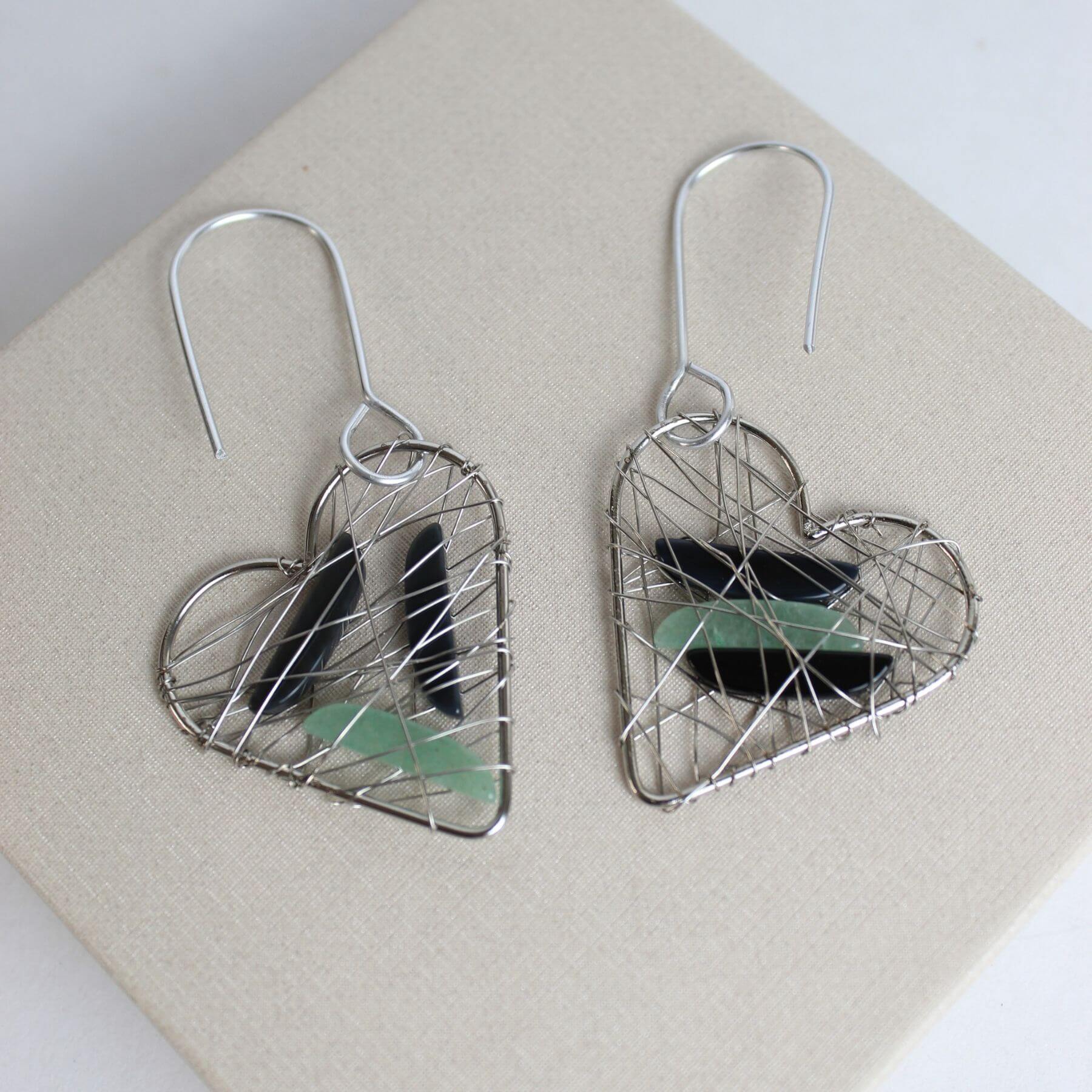 brinco coração de pedras naturais