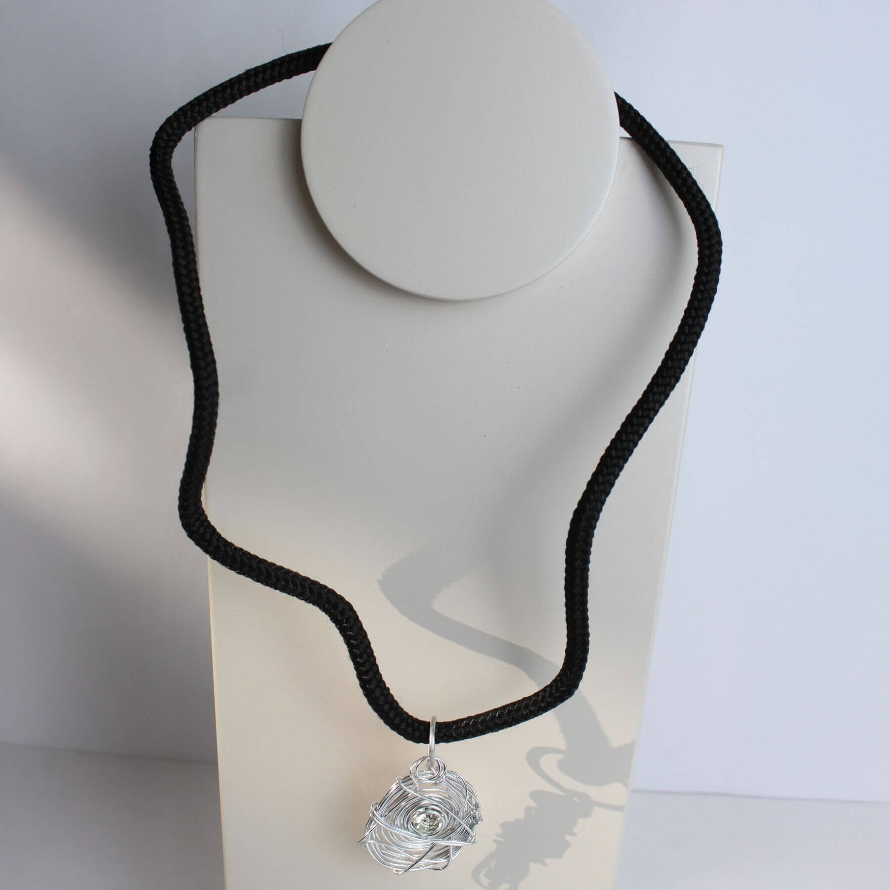 colar de fio nautico com caracol de aluminio e strass