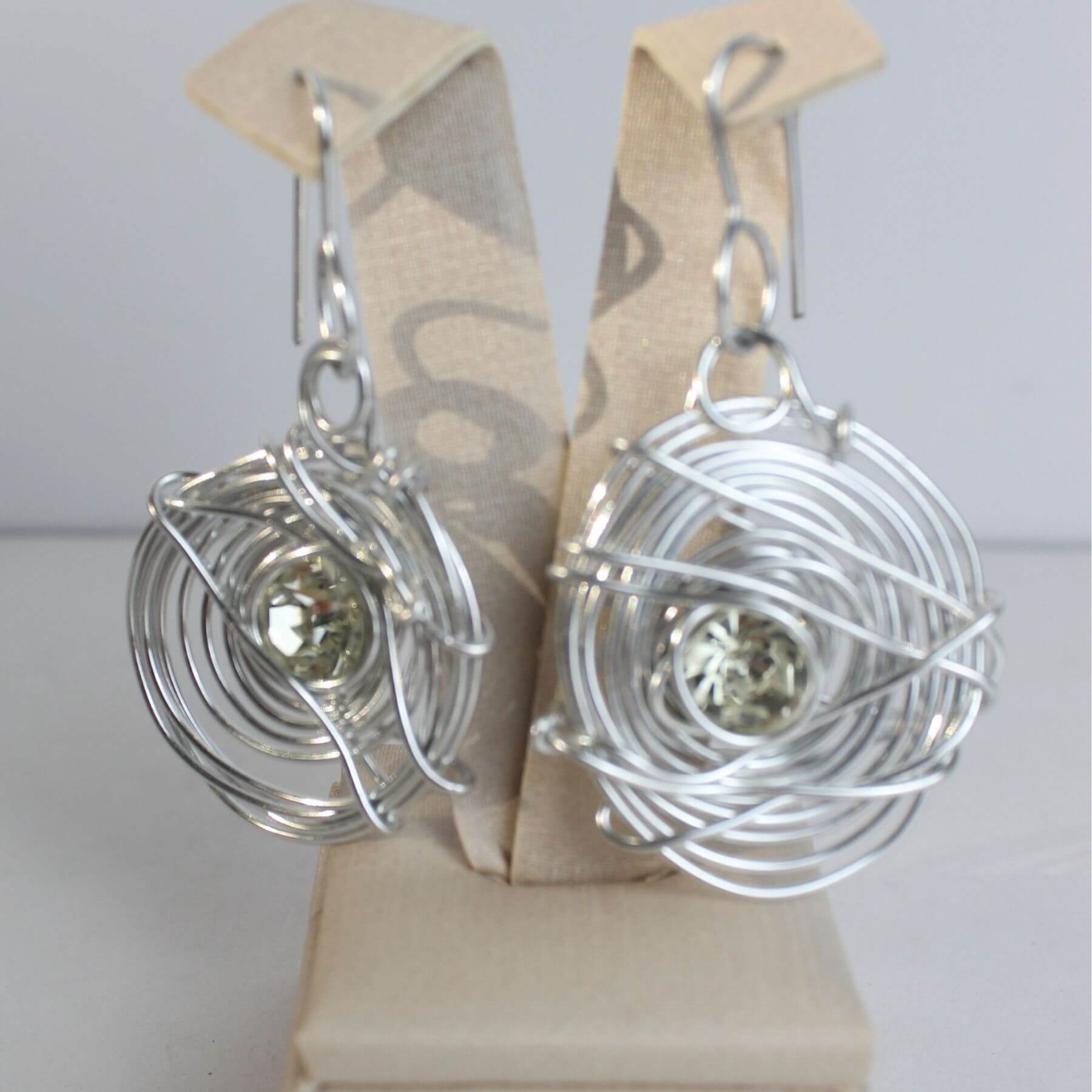 brinco caracol de aluminio com strass