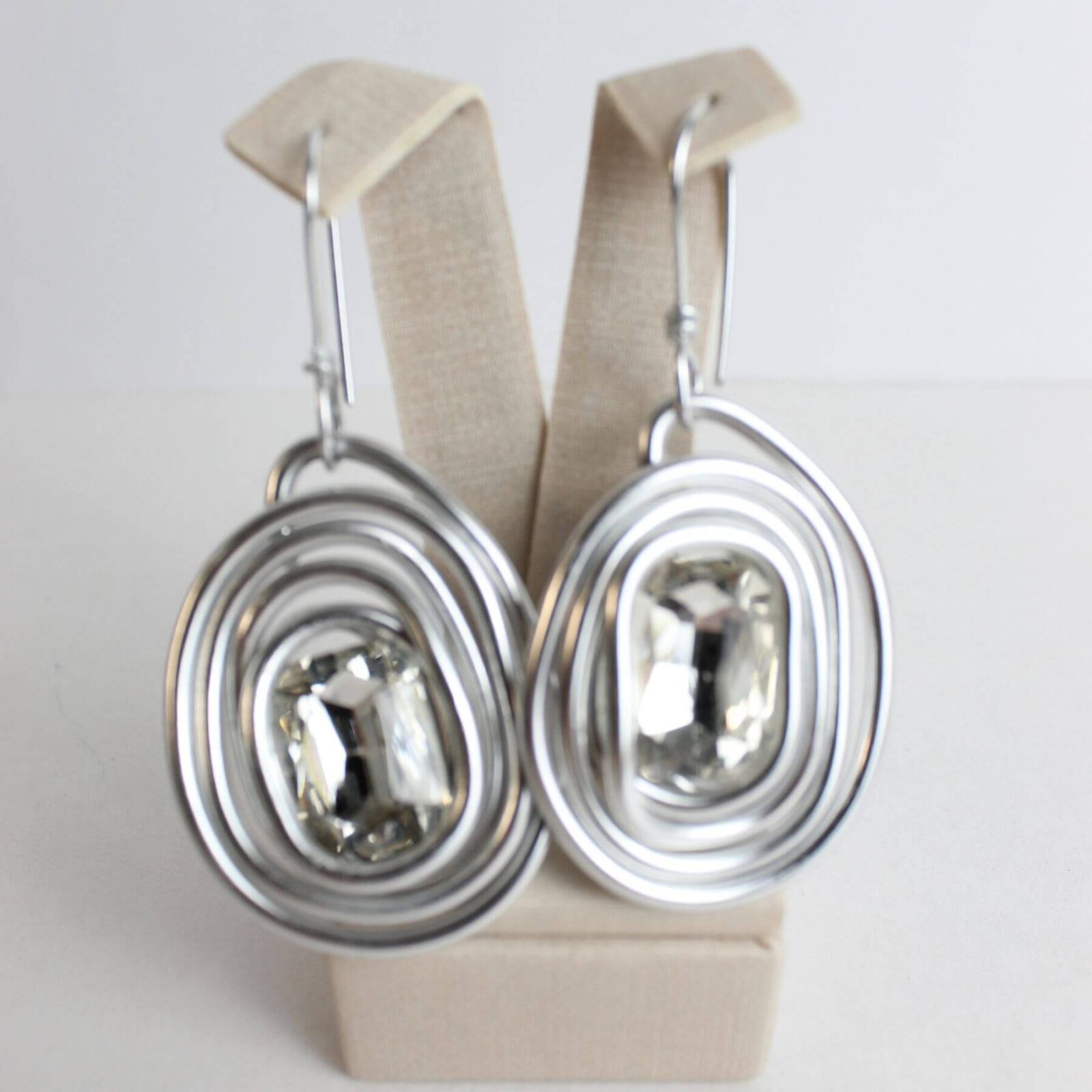 brincos espiral de aluminio com strass