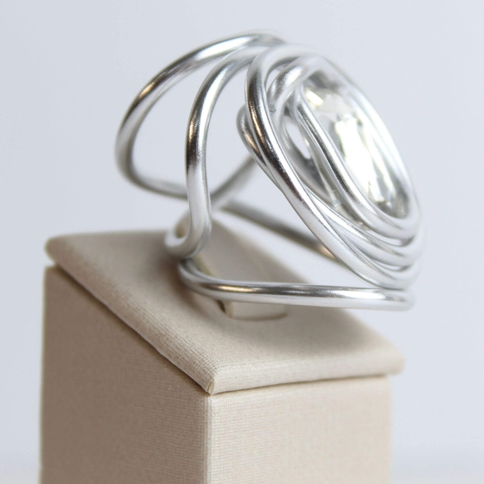 anel espiral de aluminio com strass