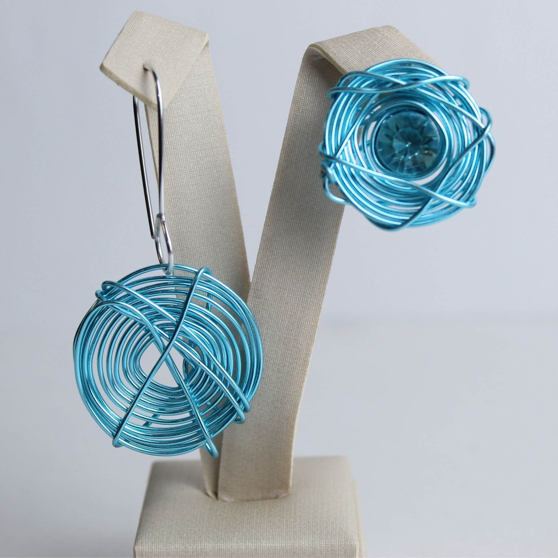 Brinco Assimétrico Azul Claro em Fios de Alumínio