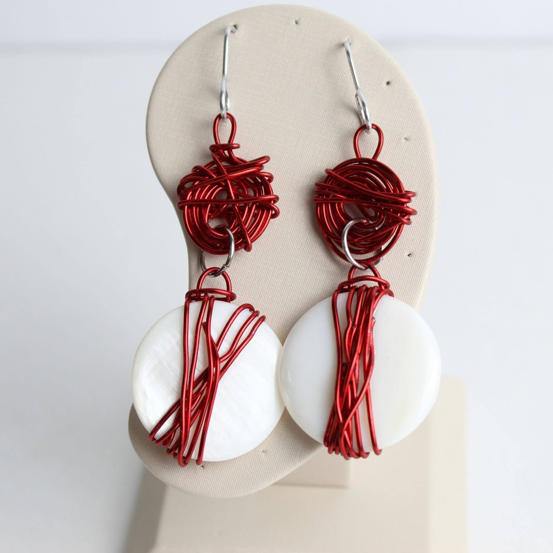 brinco madreperola com fios de aluminio vermelho