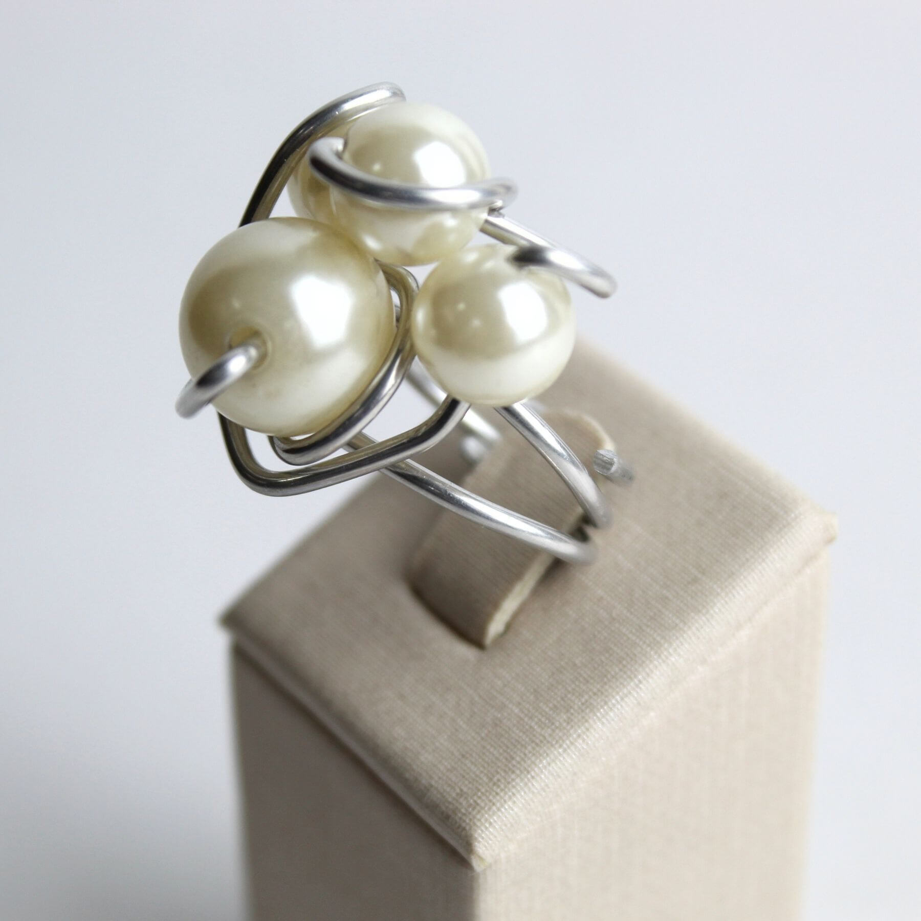 Anel com bolas e perola