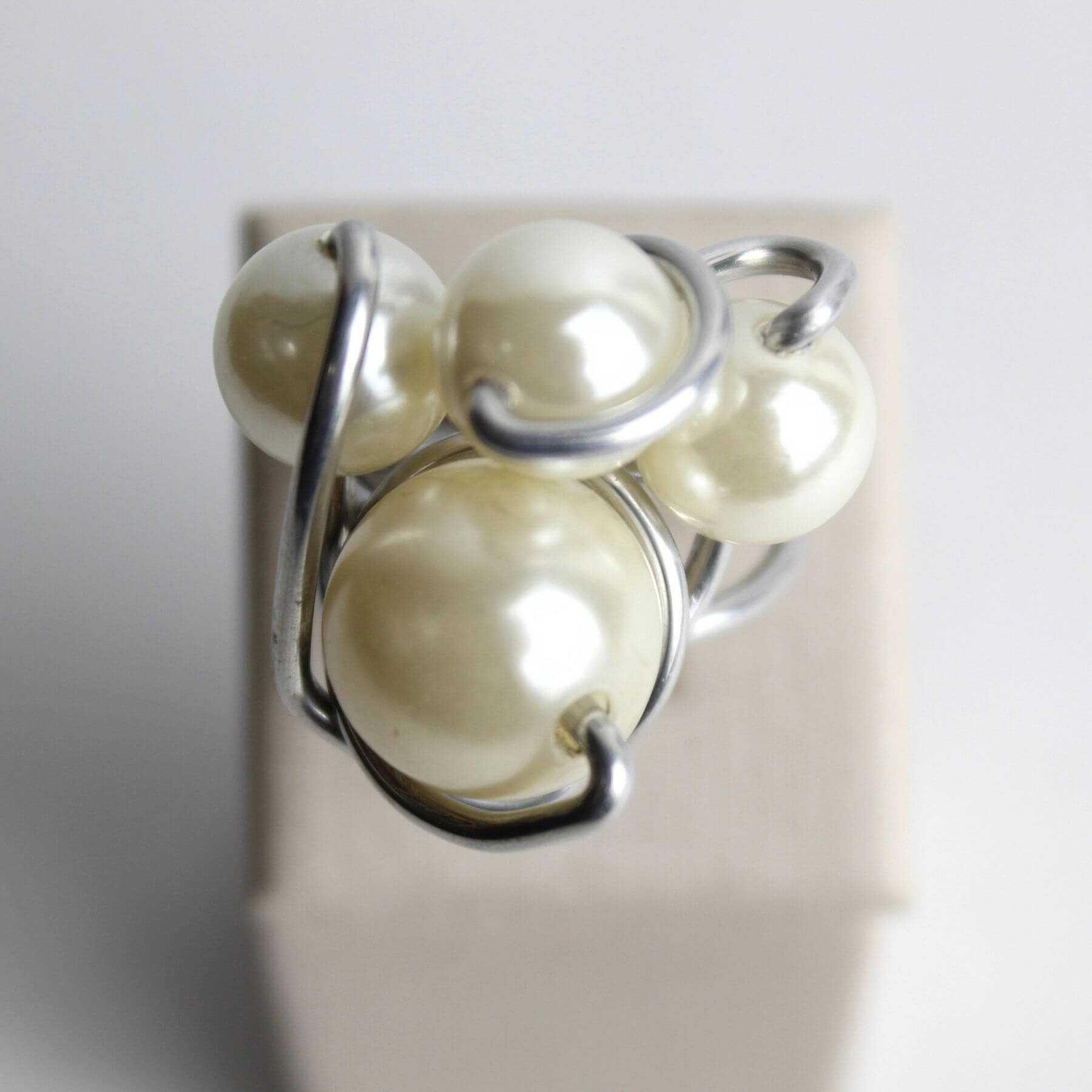 Anel com bolas e perola