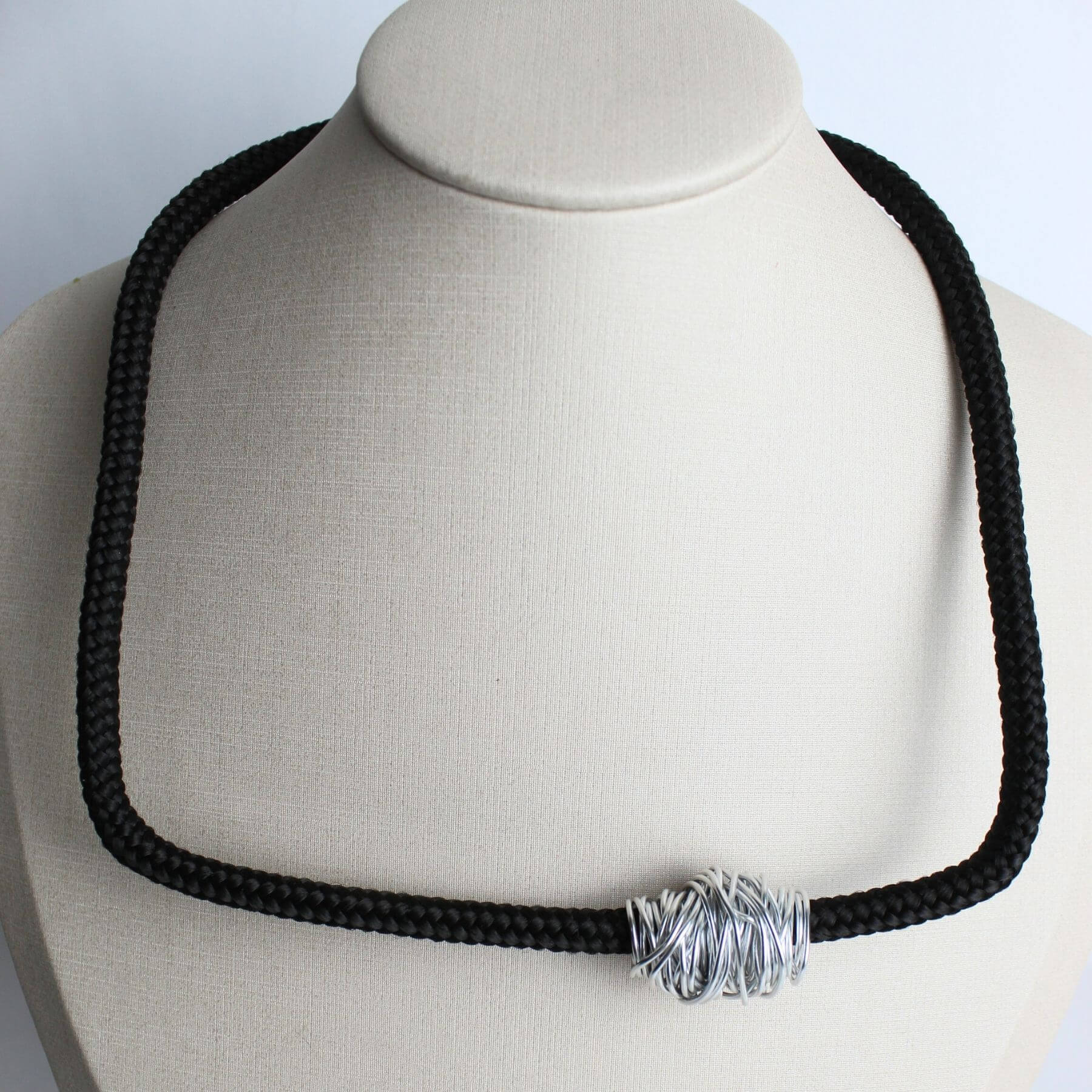 colar de fio nautico quadrado com fios de aluminio