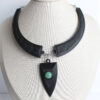 Colar Preto com Pedra Verde e Couro