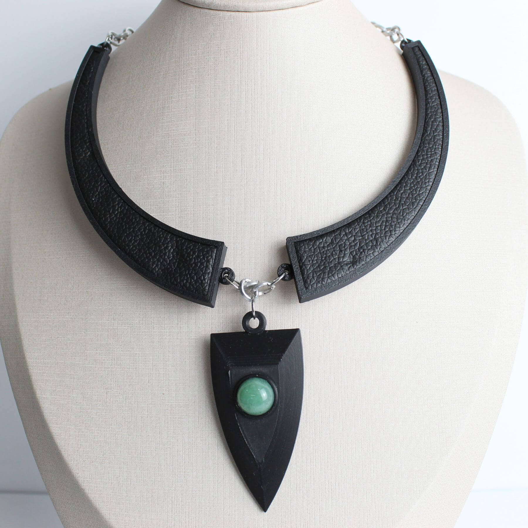 Colar Preto com Pedra Verde e Couro