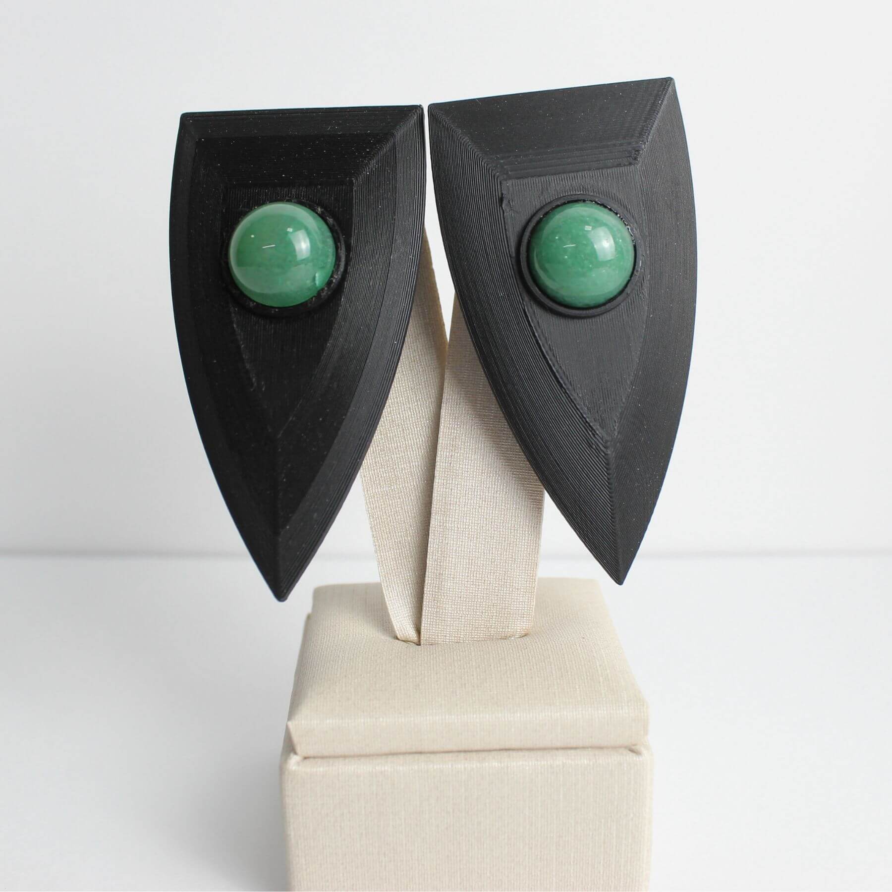 Brinco Preto com Pedra Verde