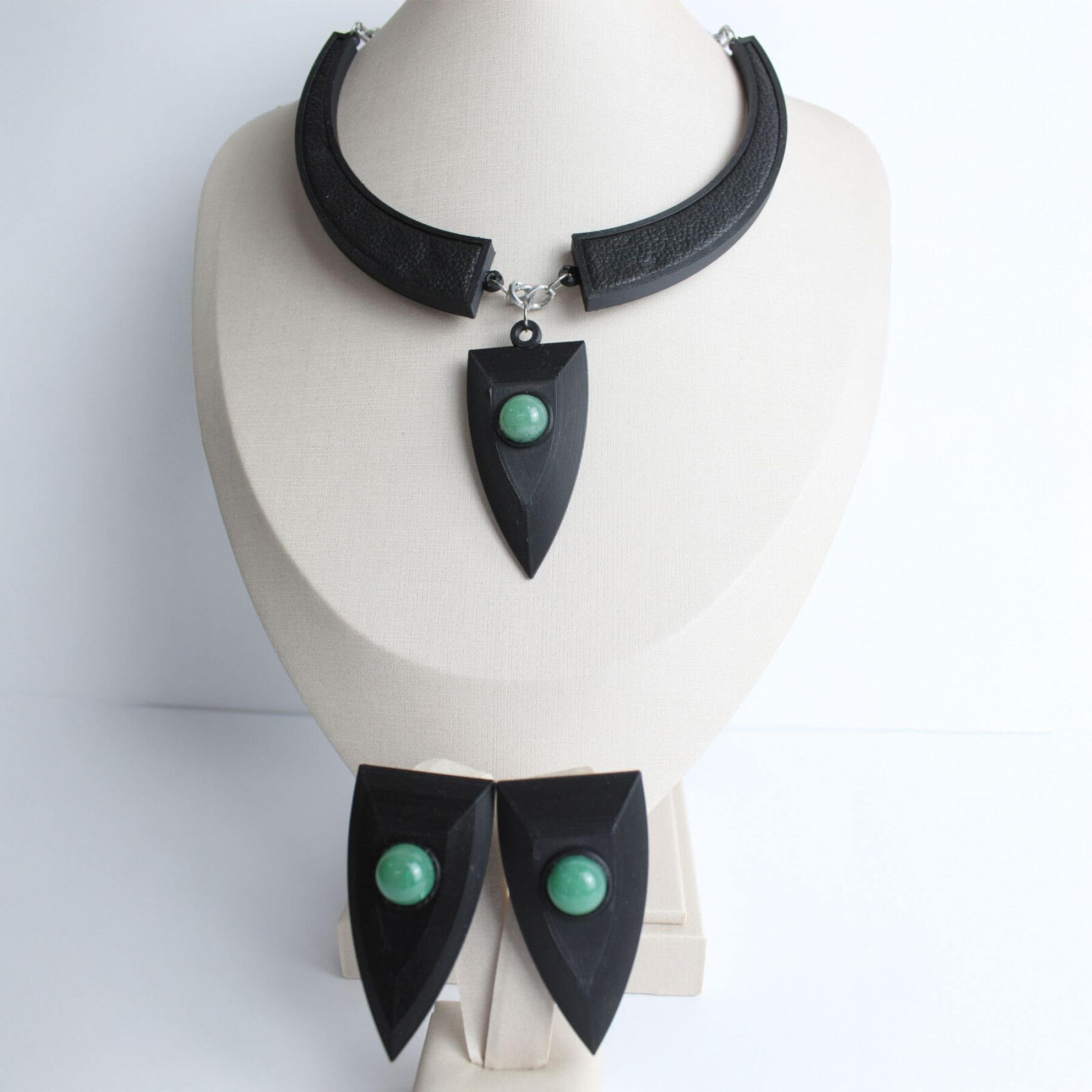 Conjunto Preto com Pedra Verde e Couro