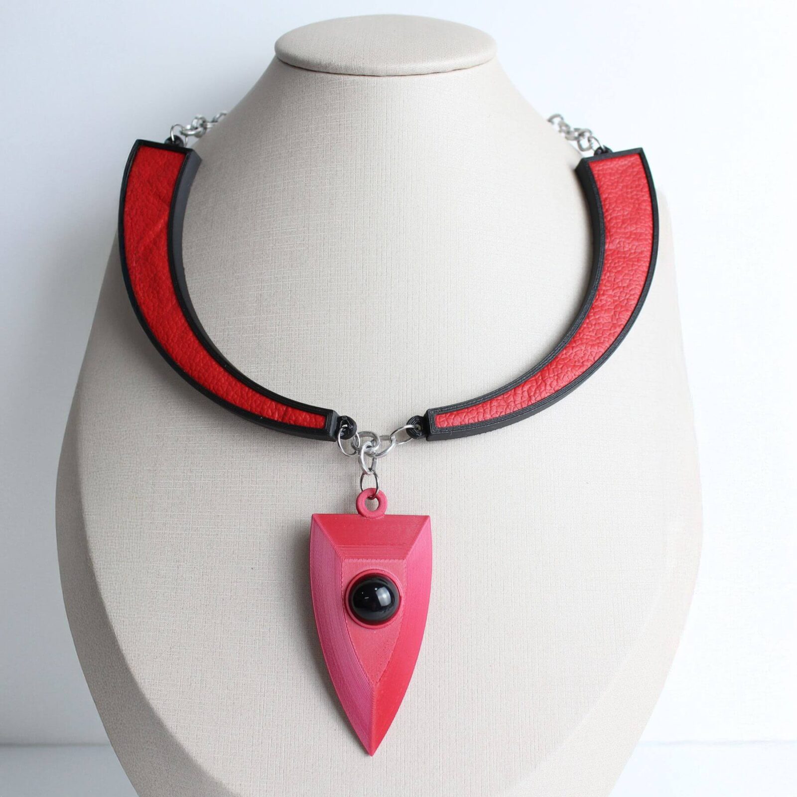 Colar Escudo Vermelho com Pedra Preta e Couro