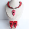 Conjunto Escudo Vermelho com Pedra Preta e Couro